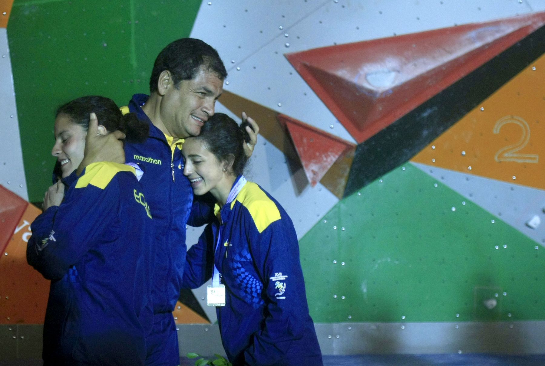 LIMA, PERÚ - NOVIEMBRE 23. El Presidente de Ecuador, Rafael Correa, condecoró a las ganadoras de Escalada Juegos Bolivarianos 2013 donde su hija Sofía obtuvo la medalla de bronce.

Foto: ANDINA/Juan Carlos Guzmán Negrini.