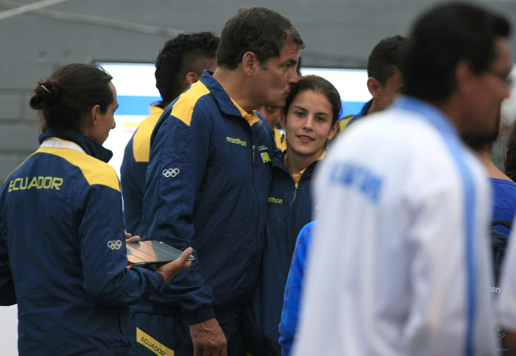 LIMA, PERÚ - NOVIEMBRE 23. Rafael Correa, Presidente del Ecuador saluda a su hija Sofía,  que participa en los XVII Juegos Boliviarianos, modalidad escalada.

Foto: ANDINA/Juan Carlos Guzmán Negrini.
