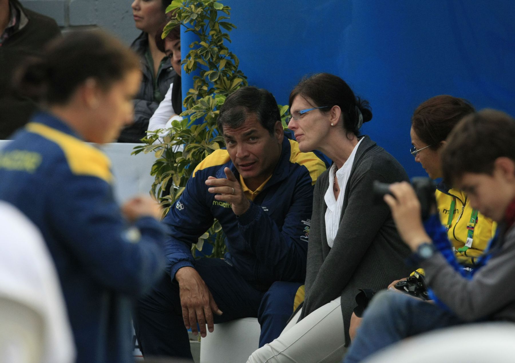 LIMA, PERÚ - NOVIEMBRE 23. Rafael Correa, Presidente del Ecuador observa el desarrollo de los XVII Juegos Boliviarianos, modalidad escalada.

Foto: ANDINA/Juan Carlos Guzmán Negrini.