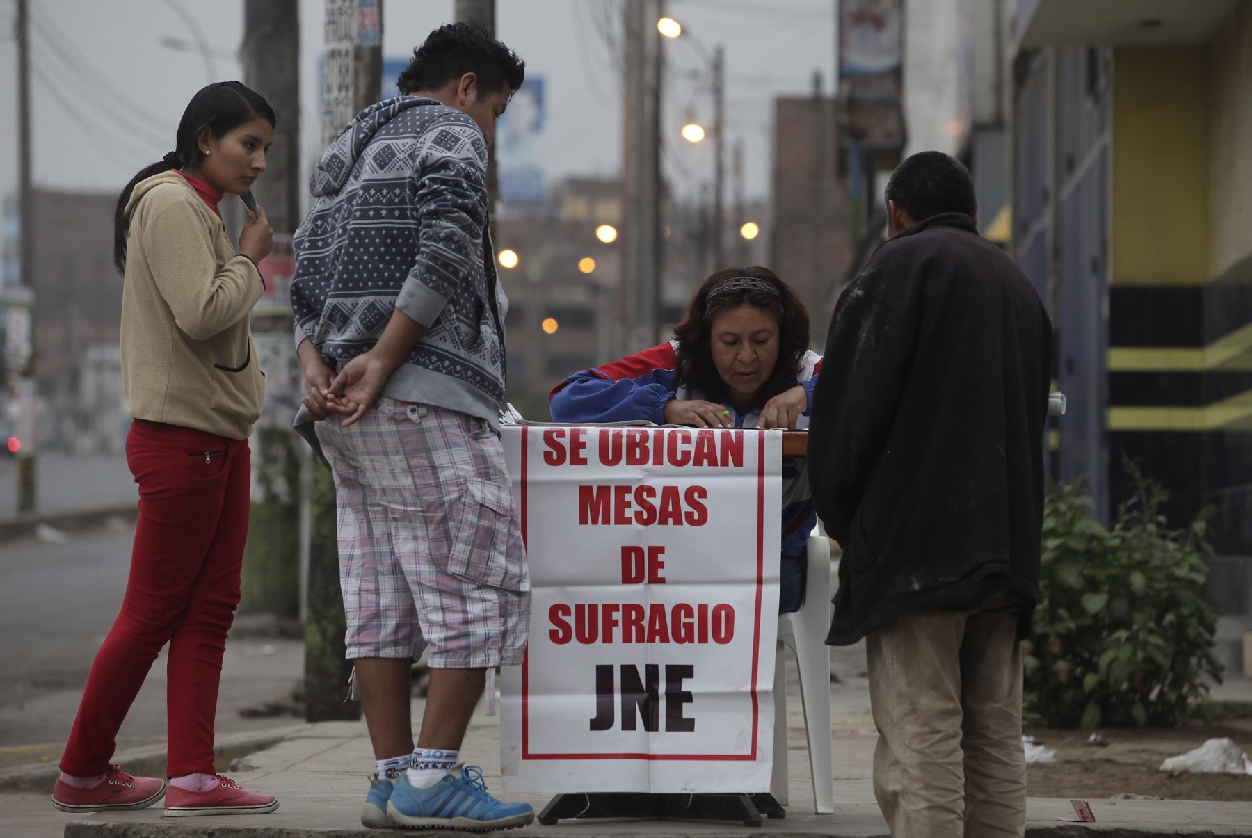 LIMA,PERÚ-NOVIEMBRE 24.Ciudadanos se alistan para para las nuevas elcciones municipales 2013.
Foto: ANDINA/archivo.