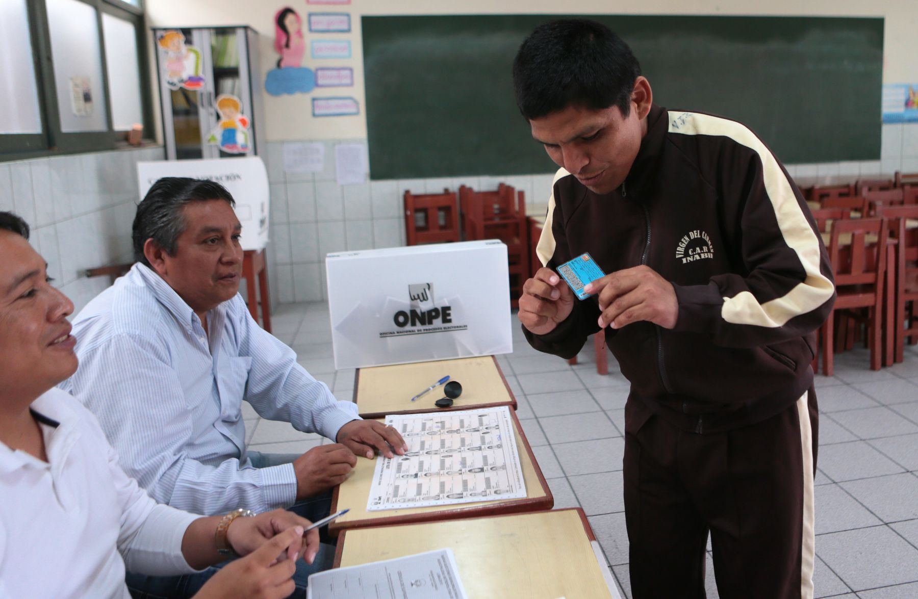 LIMA, PERÚ - NOVIEMBRE 24.Residentes del INABIF con discapacidad mental, votan por primera vez en las nuevas elecciones municipales 2013.Foto: ANDINA/Carlos Lezama
