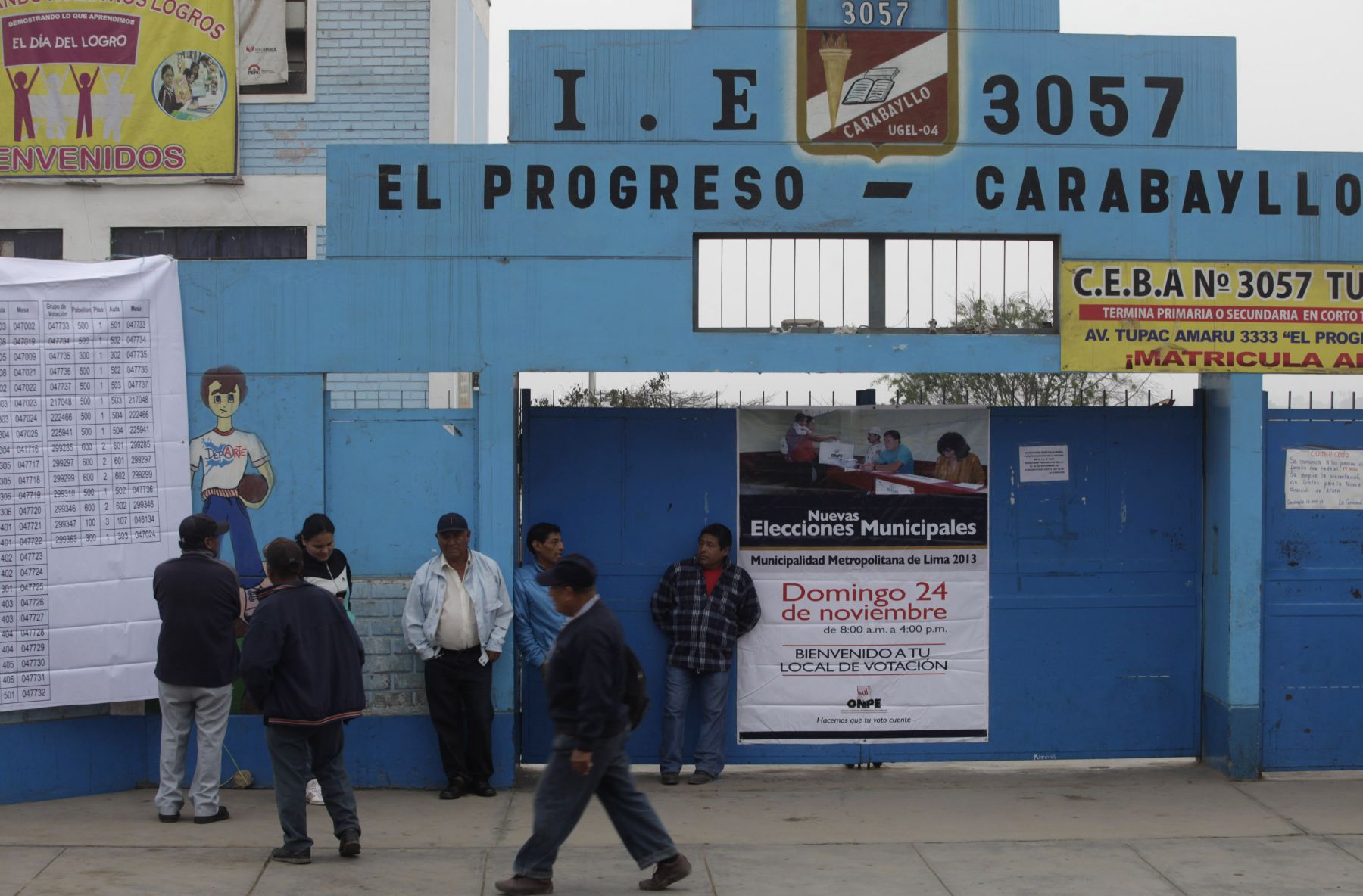 LIMA,PERÚ-NOVIEMBRE 24.Ciudadanos se alistan a cumplir con votación en las nuevas elcciones municipales 2013. Foto: ANDINA/archivo.