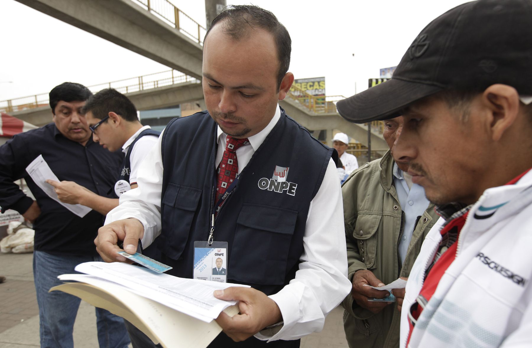 LIMA,PERÚ-NOVIEMBRE 24.Organismos electorales orientan a los ciudadanos a ubicar las mesas de sufragio en nuevas elcciones municipales 2013.Foto: ANDINA/archivo.