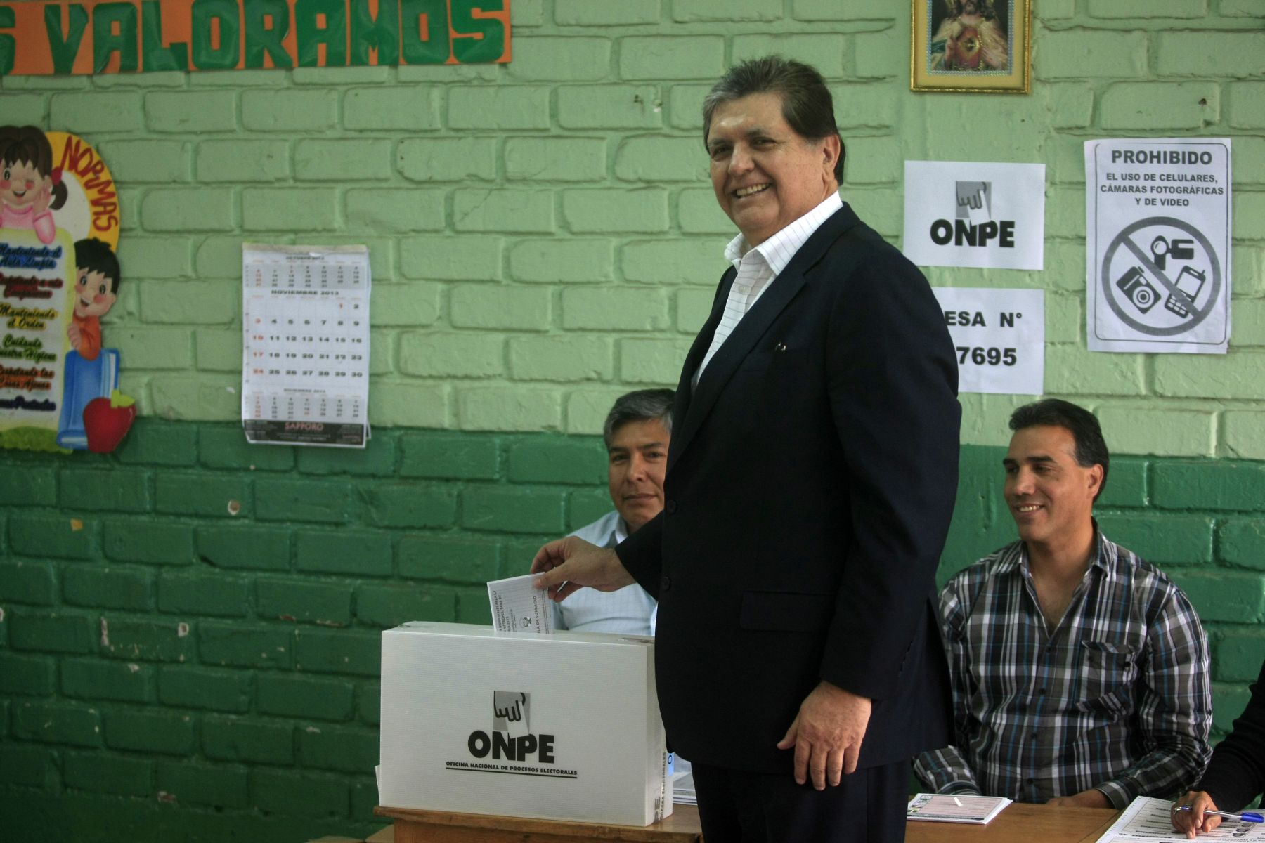LIMA, PERÚ - NOVIEMBRE 24. El ex presidente Alan García deposita su cédula de votación en el marco de las Elecciones para Regidores 2013. 

Foto: ANDINA/Juan Carlos Guzmán Negrini.