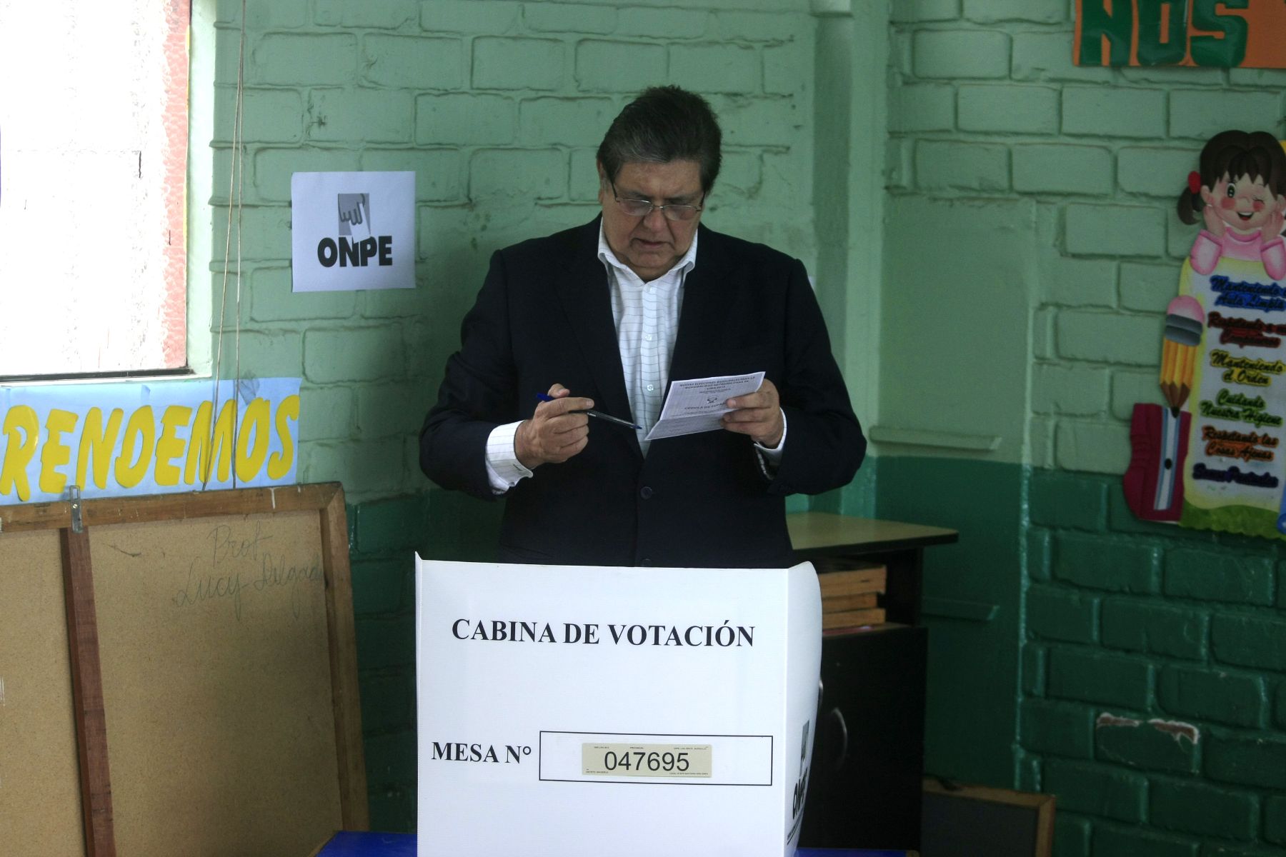 LIMA, PERÚ - NOVIEMBRE 24. El ex presidente Alan García acude a votar para la elección de regidores 2013. 

Foto: ANDINA/Juan Carlos Guzmán Negrini.