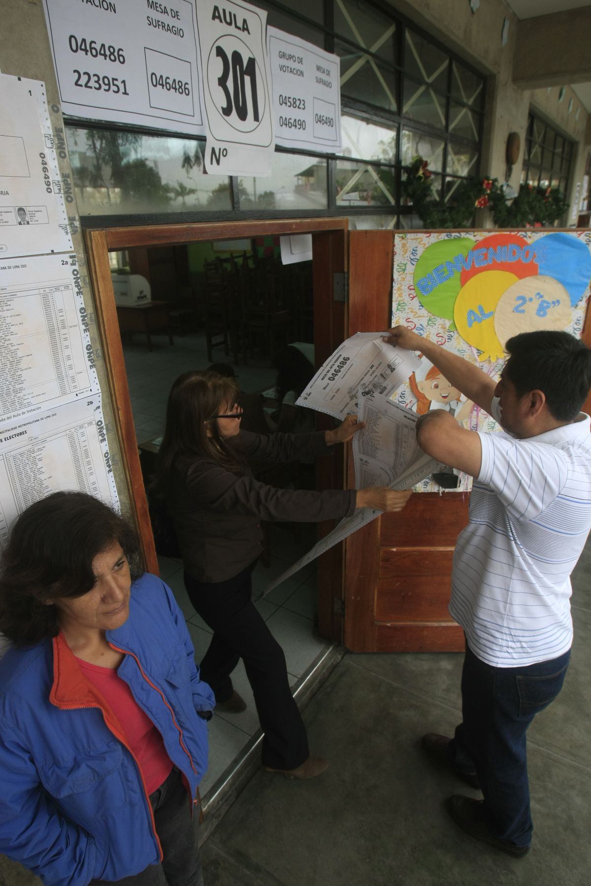 LIMA, PERÚ - NOVIEMBRE 24. Ciudadanos limeños cumplen con su deber electoral en el distrito de San Borja.

Foto: ANDINA/Juan Carlos Guzmán Negrini.