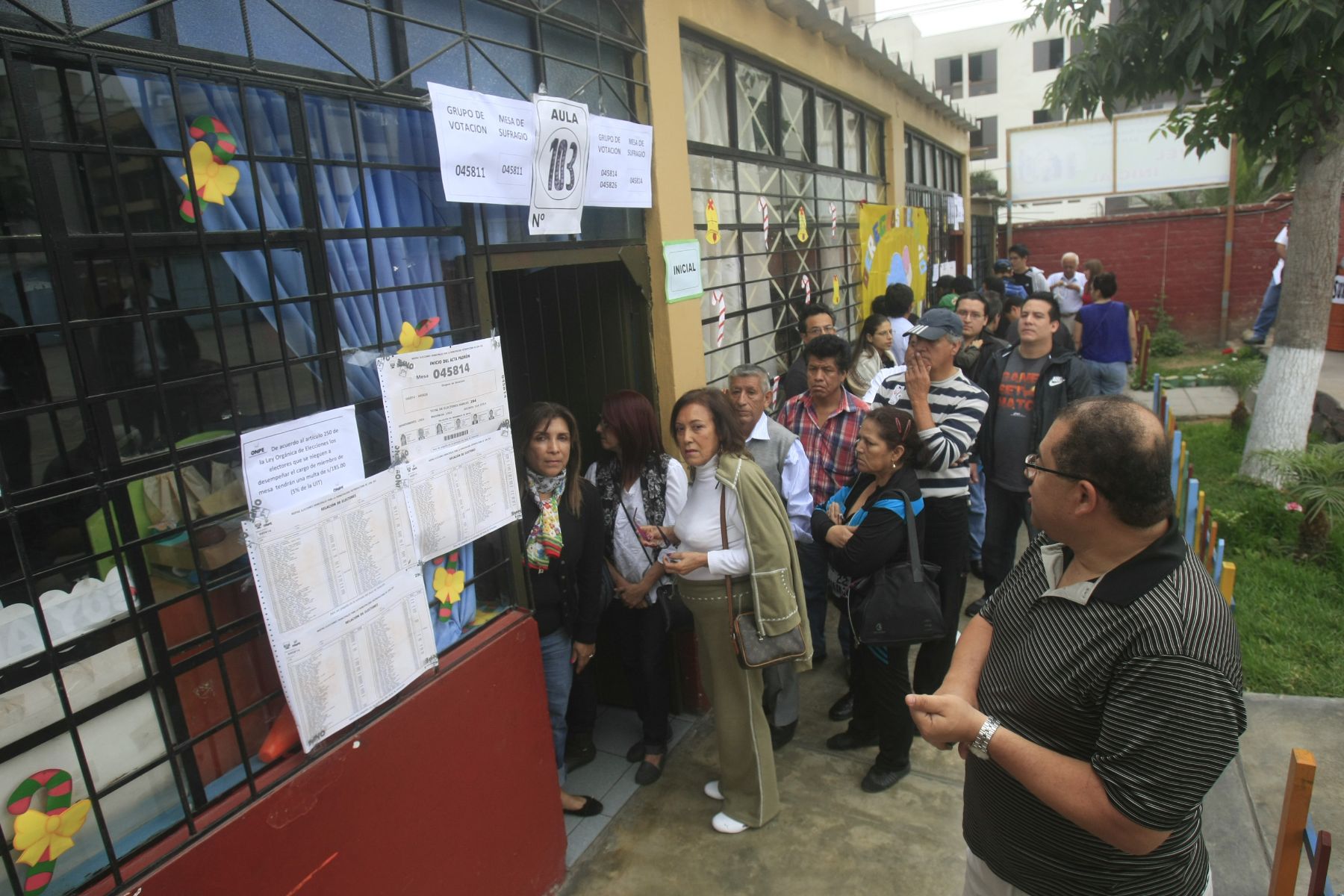 LIMA, PERÚ - NOVIEMBRE 24. Ciudadanos cumplen con su deber electoral en el distrito de San Borja.

Foto: ANDINA/Juan Carlos Guzmán Negrini.