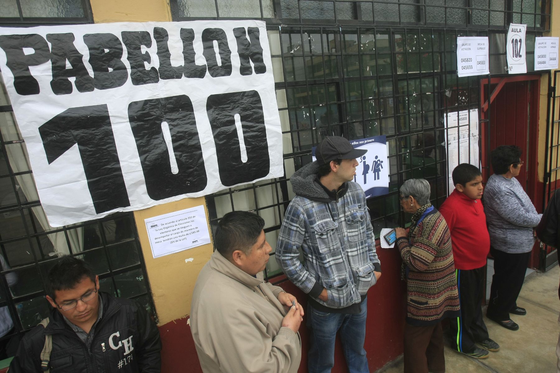 LIMA, PERÚ - NOVIEMBRE 24. Ciudadanos cumplen con su deber electoral en el distrito de San Borja.

Foto: ANDINA/Juan Carlos Guzmán Negrini.