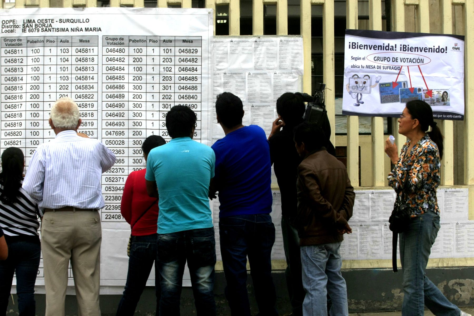 LIMA, PERÚ - NOVIEMBRE 24. Ciudadanos cumplen con su deber electoral en el distrito de San Borja.

Foto: ANDINA/Juan Carlos Guzmán Negrini.