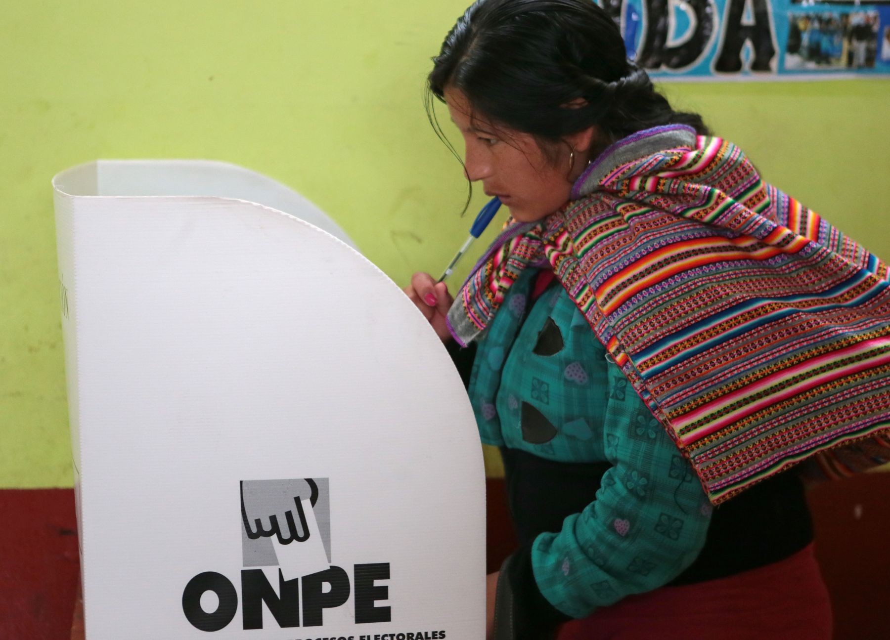 LIMA-PERU, 24 DE NOVIEMBRE. Pobladores de San Juan de Lurigancho, participan en las nuevas elecciones municipales 2013. Foto:ANDINA/Carlos Lezama