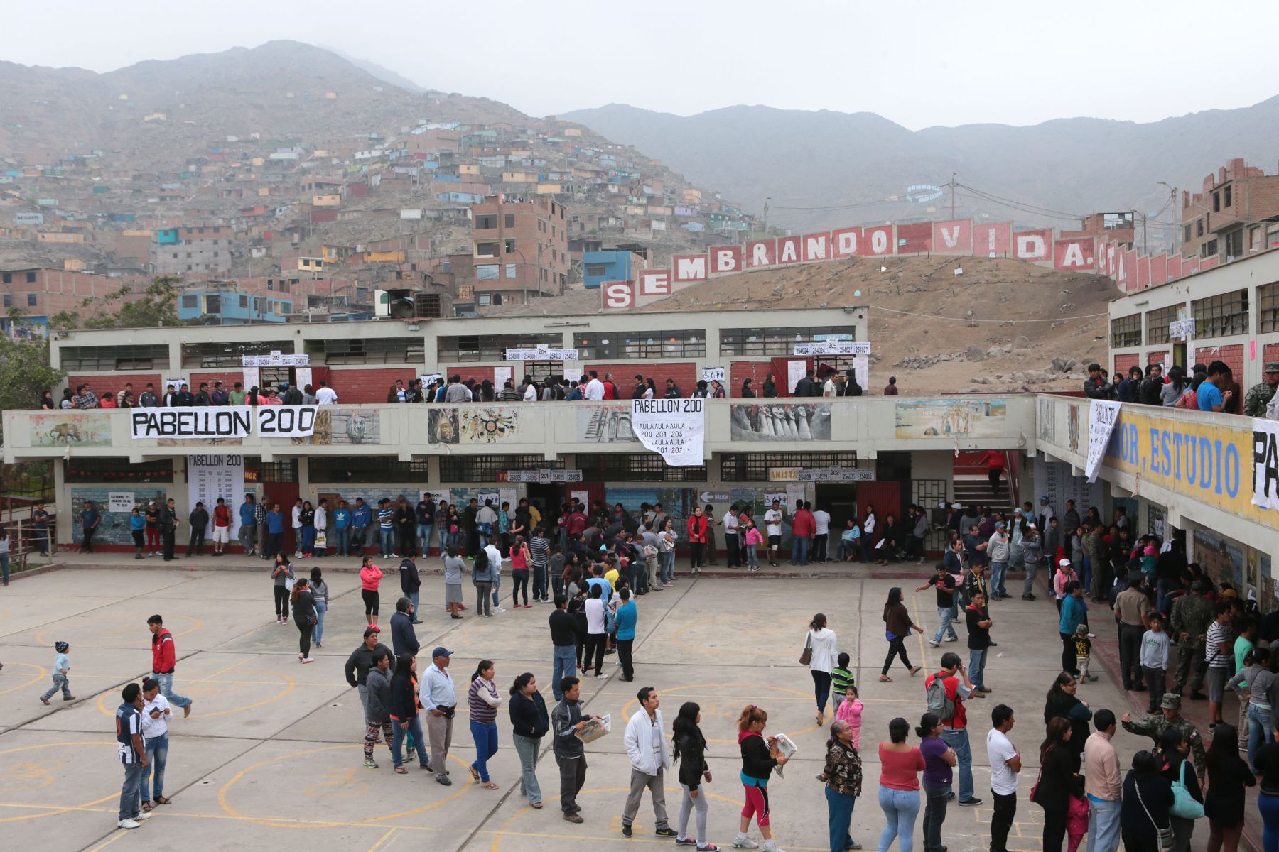 LIMA-PERU, 24 DE NOVIEMBRE. Pobladores de San Juan de Lurigancho, participan en las nuevas elecciones municipales 2013. Foto:ANDINA/Carlos Lezama