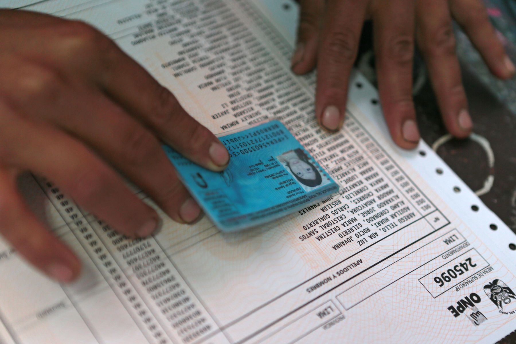 LIMA-PERU, 24 DE NOVIEMBRE. Pobladores de San Juan de Lurigancho, participan en las nuevas elecciones municipales 2013. Foto:ANDINA/Carlos Lezama