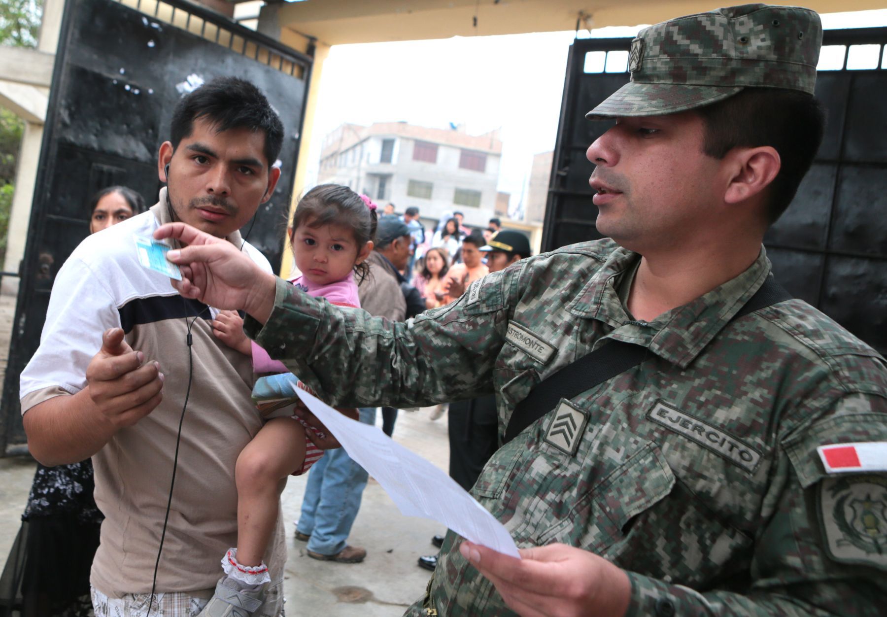 LIMA-PERU, 24 DE NOVIEMBRE. Pobladores de San Juan de Lurigancho, participan en las nuevas elecciones municipales 2013. Foto:ANDINA/Carlos Lezama