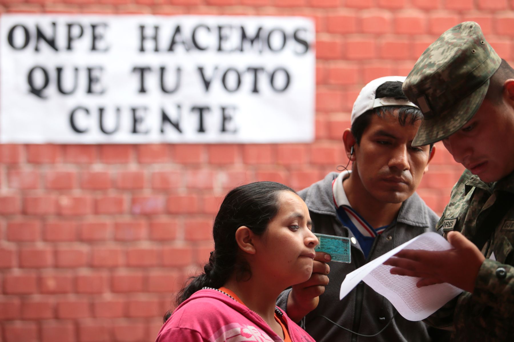 LIMA-PERU, 24 DE NOVIEMBRE. Pobladores de San Juan de Lurigancho, participan en las nuevas elecciones municipales 2013. Foto:ANDINA/Carlos Lezama