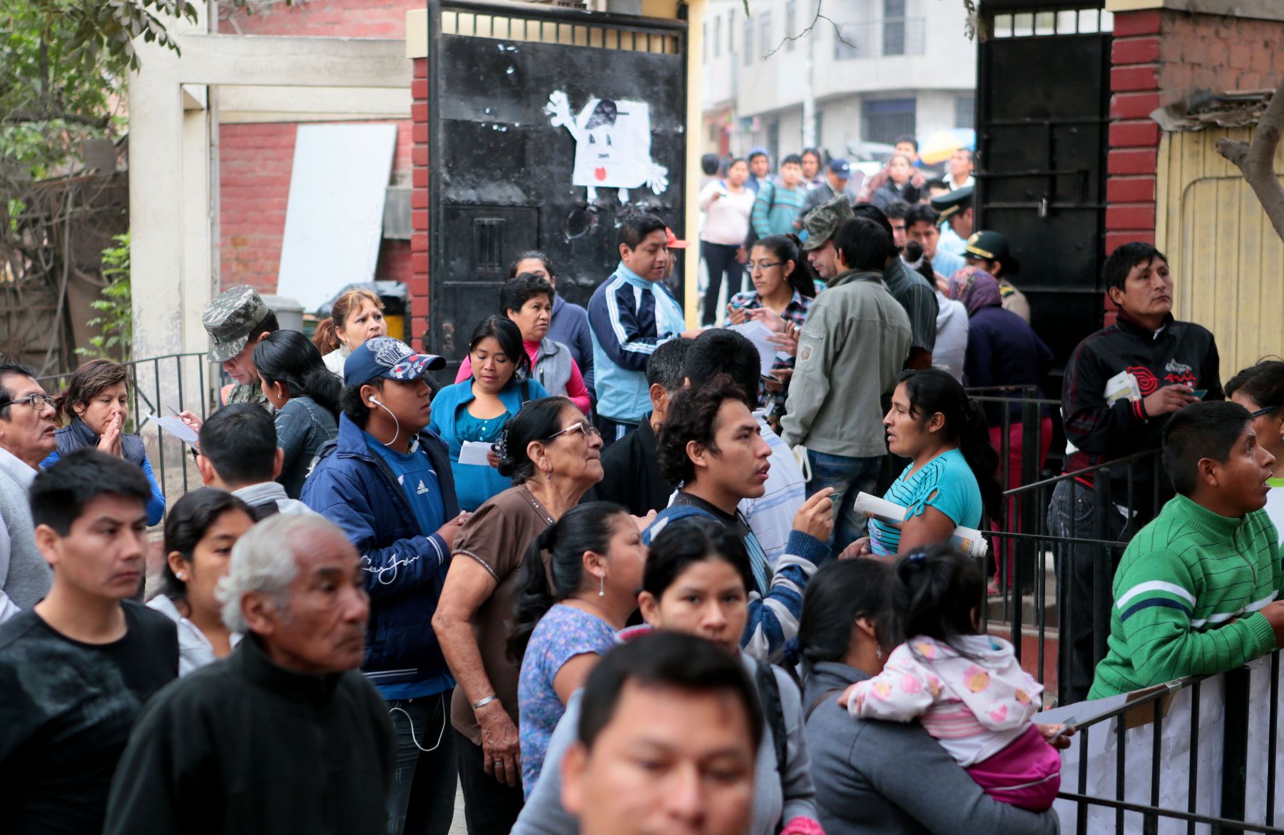 LIMA-PERU, 24 DE NOVIEMBRE. Ciudadanos del distrito de San Juan de Lurigancho participan en las nuevas elecciones municipales 2013. Foto:ANDINA/Carlos Lezama