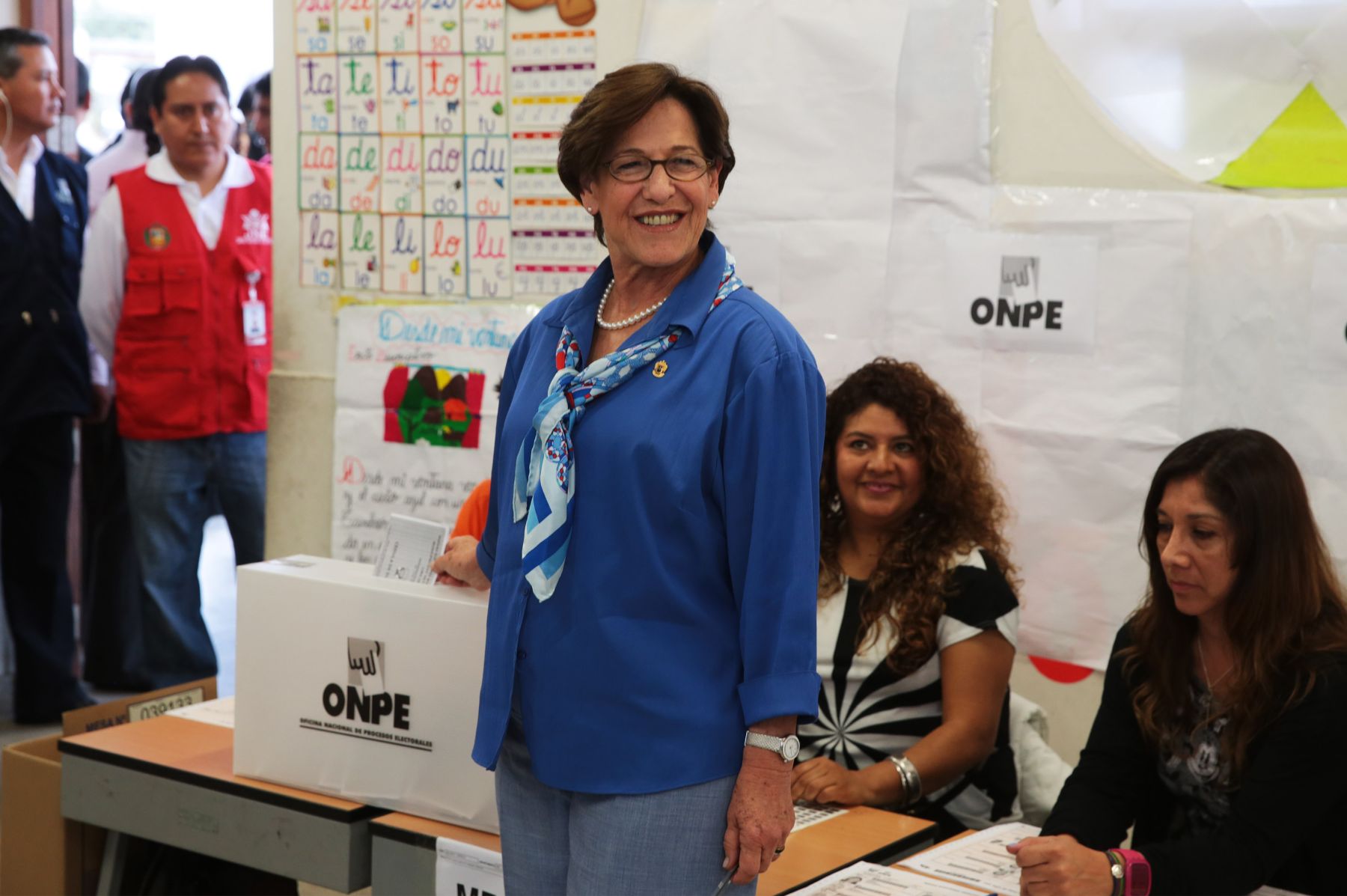 LIMA-PERU, 24 DE NOVIEMBRE. Alcaldesa de Lima ,Susana Vallaran emite su voto en nuevas elecciones para regidores municipales 2013.Foto: ANDINA/Jack Ramón