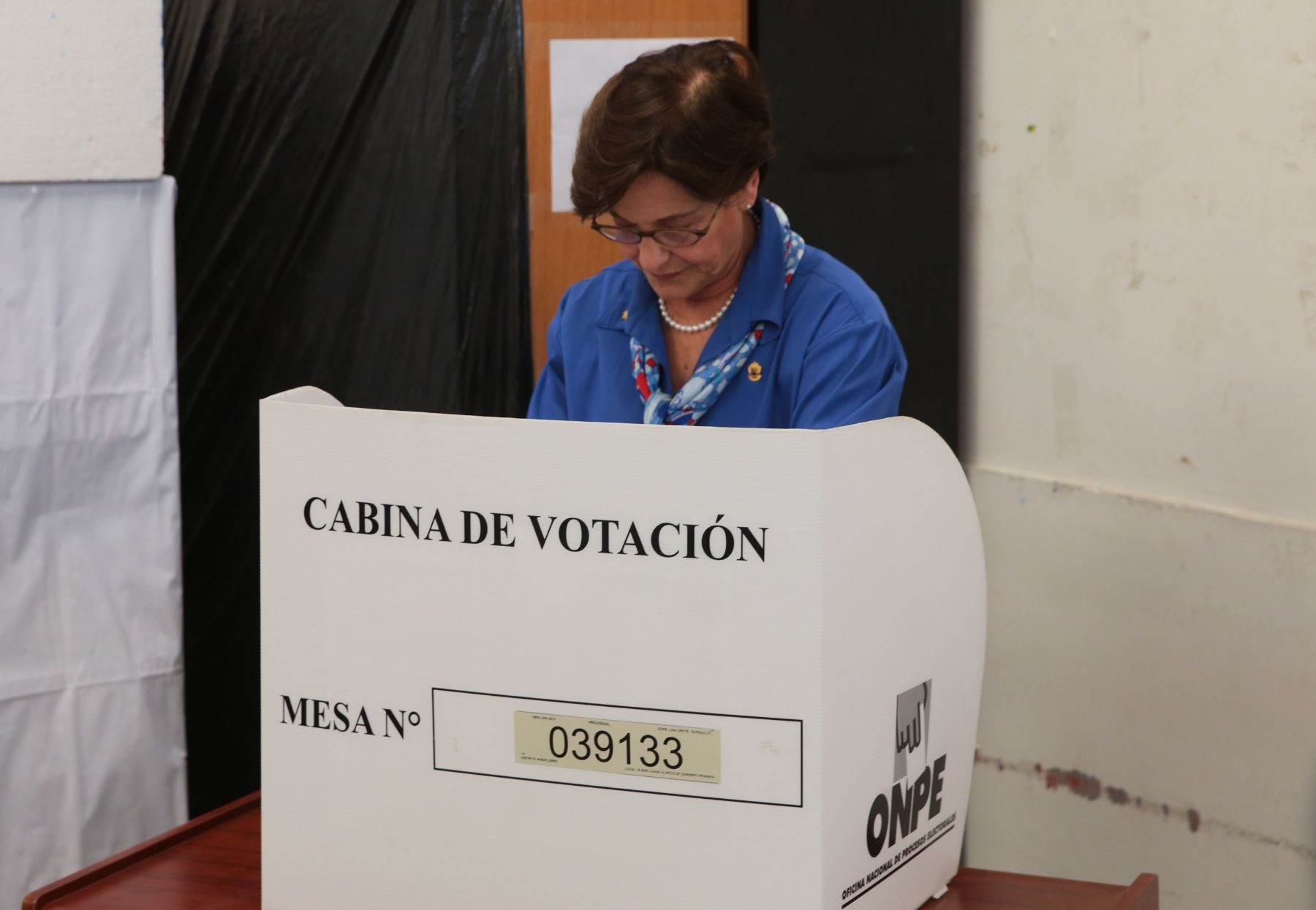 LIMA-PERU, 24 DE NOVIEMBRE. Alcaldesa de Lima ,Susana Vallaran emite su voto en nuevas elecciones para regidores municipales 2013.Foto: ANDINA/Jack Ramón