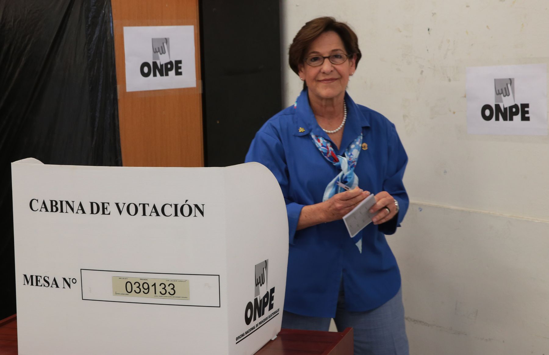 LIMA-PERU, 24 DE NOVIEMBRE. Alcaldesa de Lima, Susana Vallarán emite su voto en nuevas elecciones para regidores municipales 2013.Foto: ANDINA/Jack Ramón