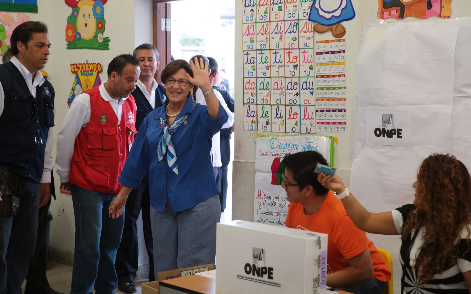 LIMA-PERU, 24 DE NOVIEMBRE. Alcaldesa de Lima ,Susana Vallaran emite su voto en nuevas elecciones para regidores municipales 2013.Foto: ANDINA/Jack Ramón