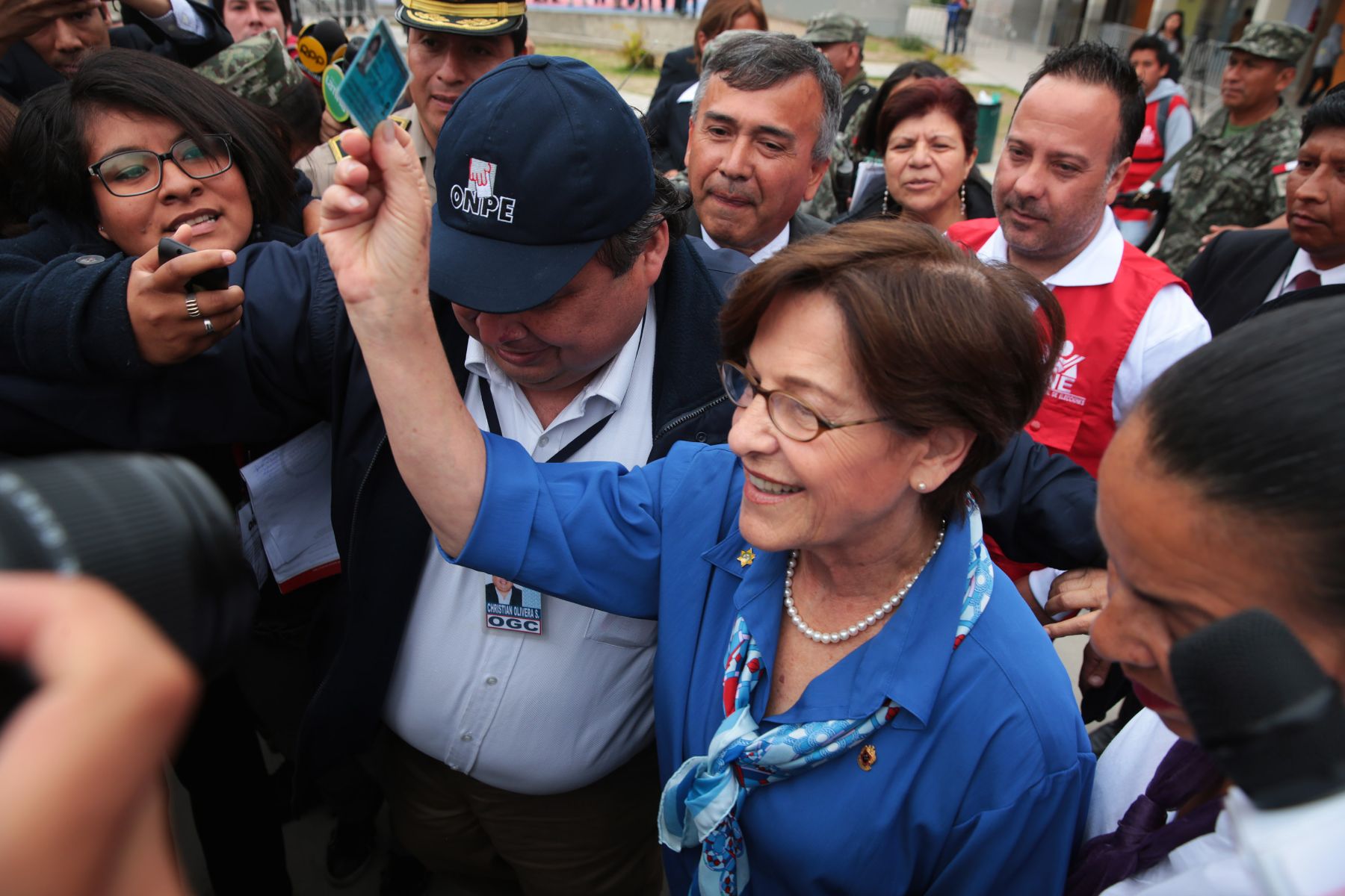 LIMA-PERU, 24 DE NOVIEMBRE. Alcaldesa de Lima ,Susana Vallaran emite su voto en nuevas elecciones para regidores municipales 2013.Foto: ANDINA/Jack Ramón