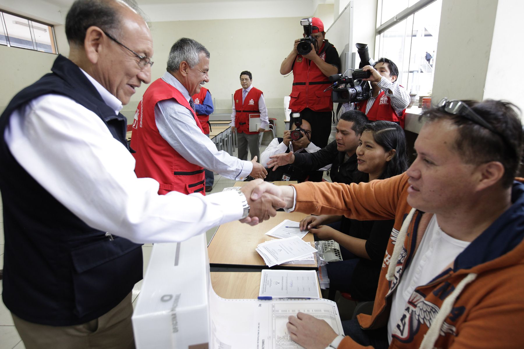 LIMA,PERÚ-NOVIEMBRE 24. El jefe de la ONPE, Mariano Cucho, y el Presidente del JNE, Francisco Távara, inspeccionan las mesas de sufragio en el colegio Melitón Carvajal en Lince.