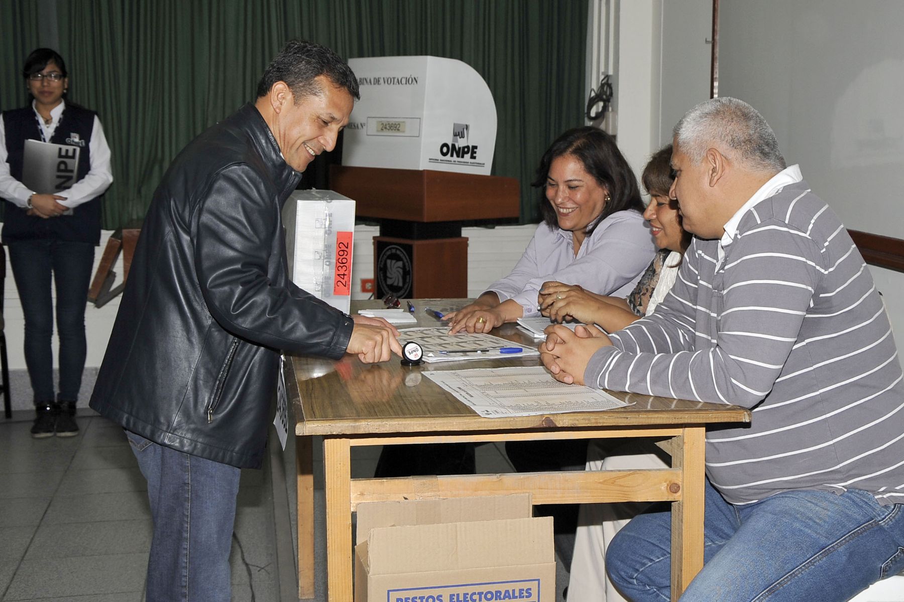 SURCO. 24 DE NOVIEMBRE. El Presidente de la Republica, Ollanta Humala Tasso, cumplió con deber ciudadano y emitió voto en nuevo proceso para elegir a regidores de Lima Metropolitana. Foto: ANDINA/Presidencia Peru