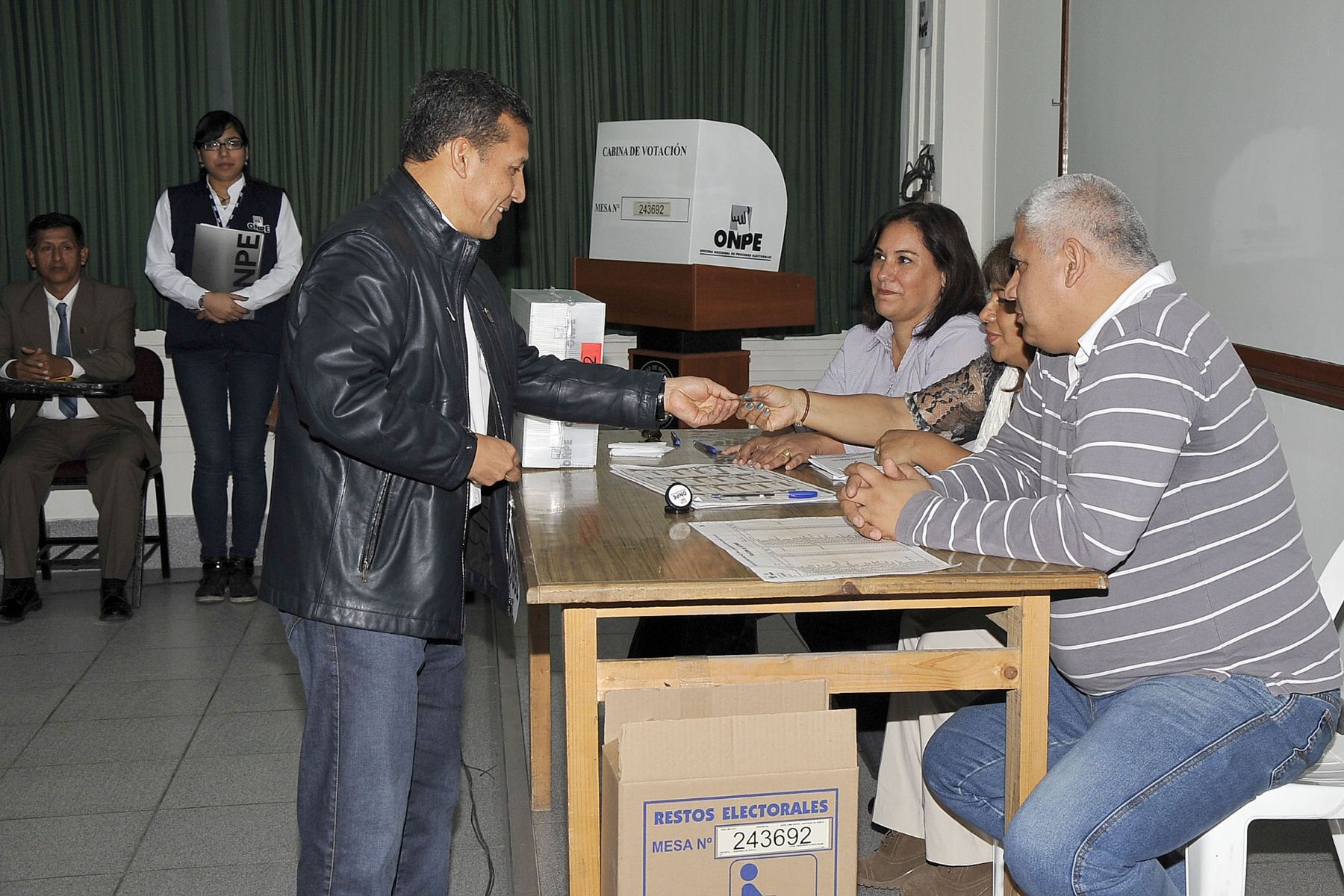 SURCO. 24 DE NOVIEMBRE. El Presidente de la Republica, Ollanta Humala Tasso, cumplió con deber ciudadano y emitió voto en nuevo proceso para elegir a regidores de Lima Metropolitana. Foto: ANDINA/Presidencia Peru