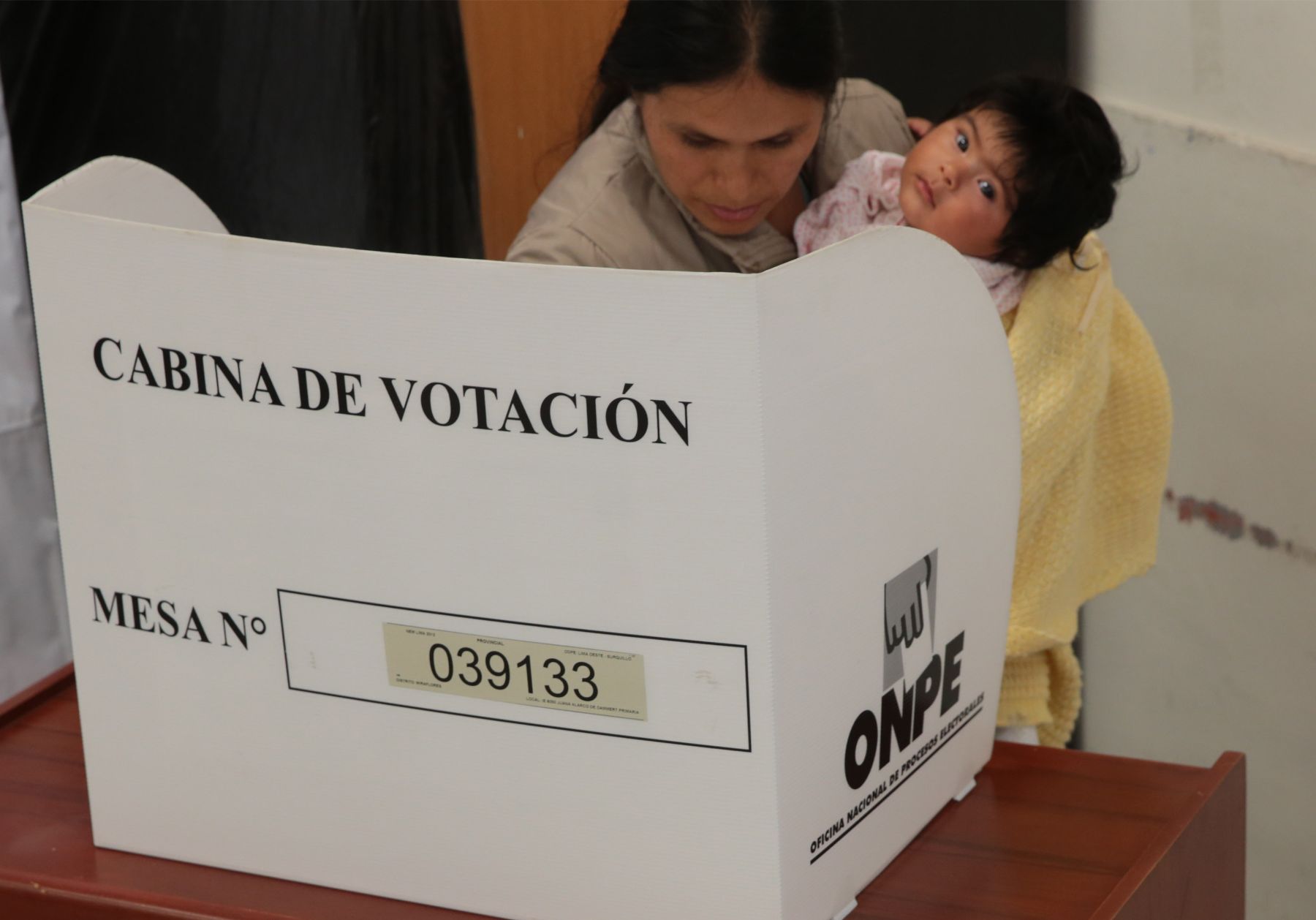 LIMA-PERU, 24 DE NOVIEMBRE. Pobladores emiten su voto en nuevas elecciones para regidores municipales 2013.Foto: ANDINA/Jack Ramón