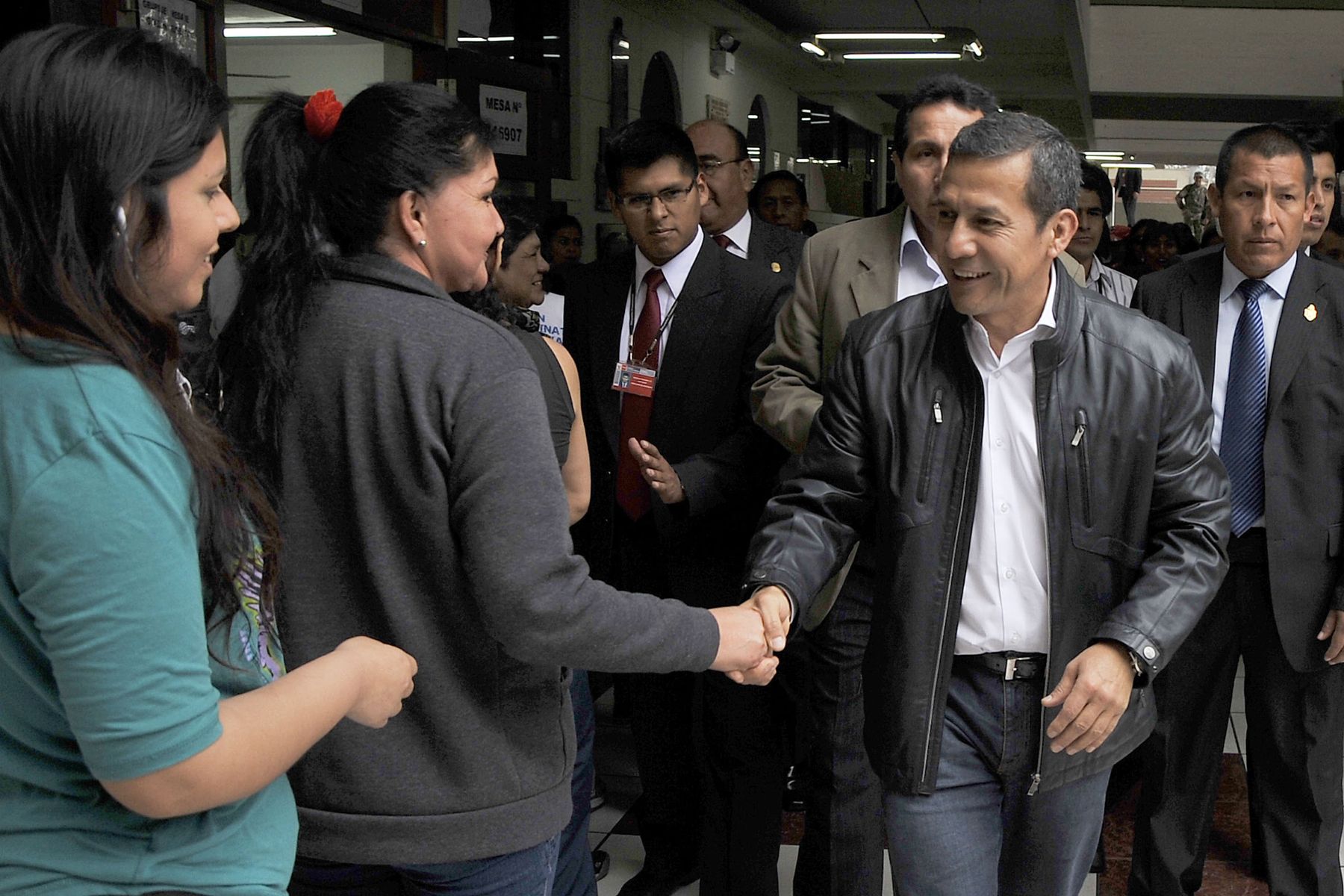 SURCO. 24 DE NOVIEMBRE. El Presidente de la Republica, Ollanta Humala Tasso, saluda a personas que cumplieron con voto ciudadano en nuevo proceso para elegir a regidores de Lima Metropolitana. Foto: ANDINA/Presidencia Peru