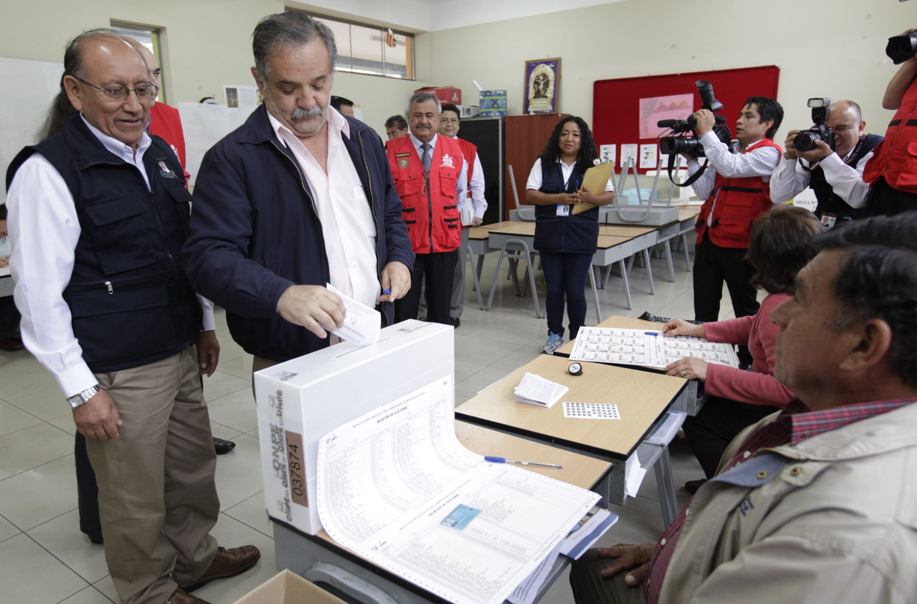 LIMA,PERÚ-NOVIEMBRE 24. El jefe de la ONPE, Mariano Cucho, y el Presidente del JNE, Francisco Távara, inspeccionan las mesas de sufragio en el colegio Melitón Carvajal en Lince.