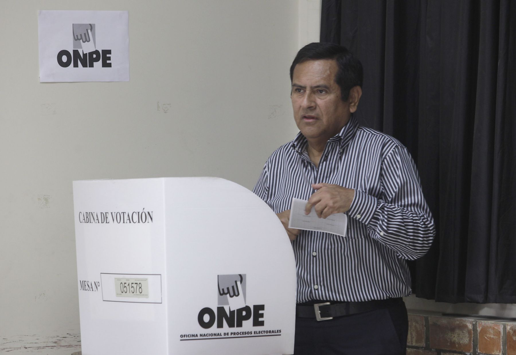 LIMA,PERÚ-NOVIEMBRE 24.Marco Tulio Gutiérrez, uno de los promotores del proceso de revocatoria municipal, sufragó en la Universidad Agraria en la Molina. Foto:ANDINA/archivo.