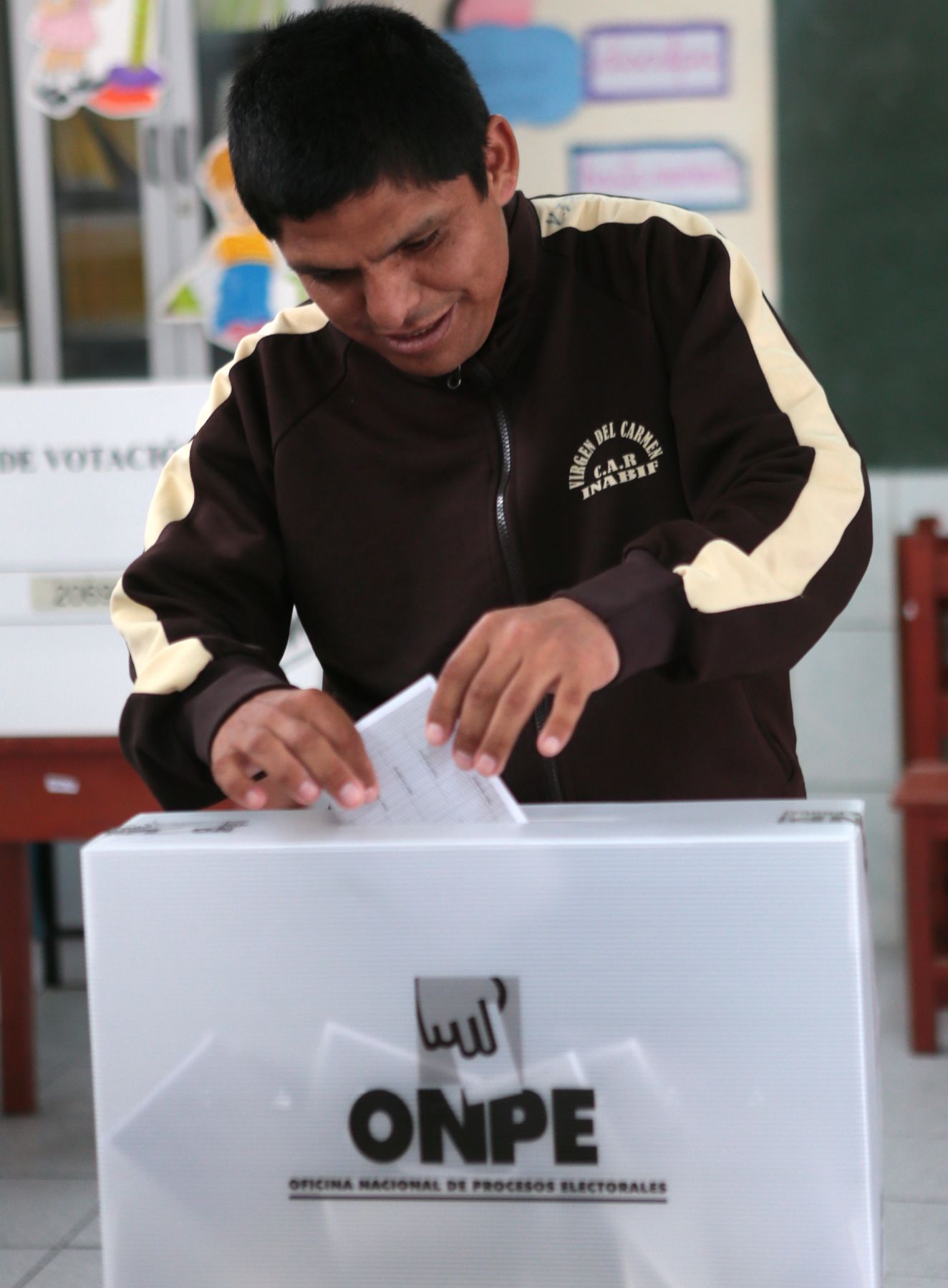 LIMA, PERÚ - NOVIEMBRE 24.Residentes del INABIF con discapacidad mental, votan por primera vez en las nuevas elecciones municipales 2013.Foto: ANDINA/Carlos Lezama
