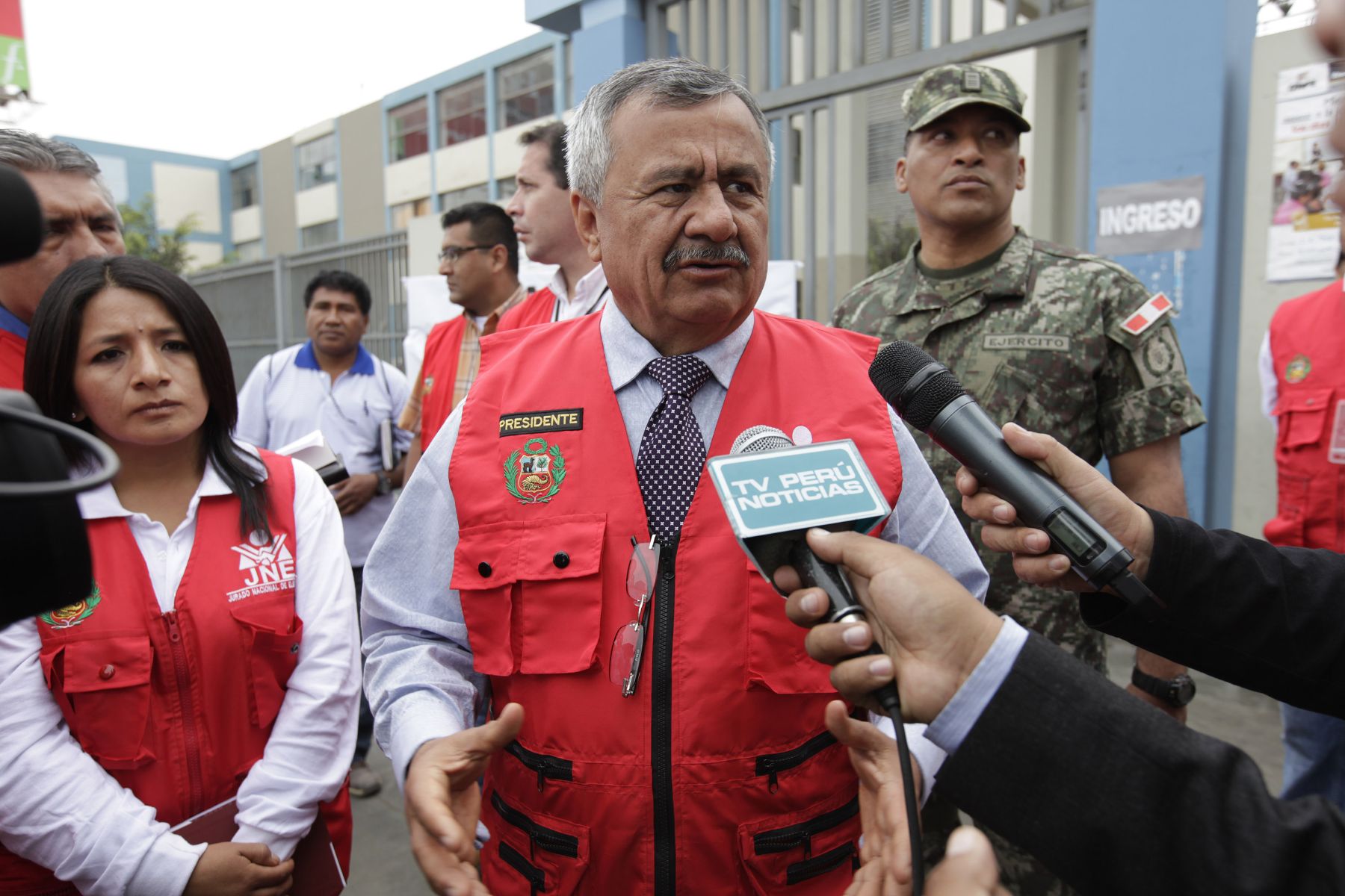 LIMA,PERÚ-NOVIEMBRE 24. El Presidente del JNE, Francisco Távara, inspecciona las mesas de sufragio en el colegio Melitón Carvajal en Lince.
