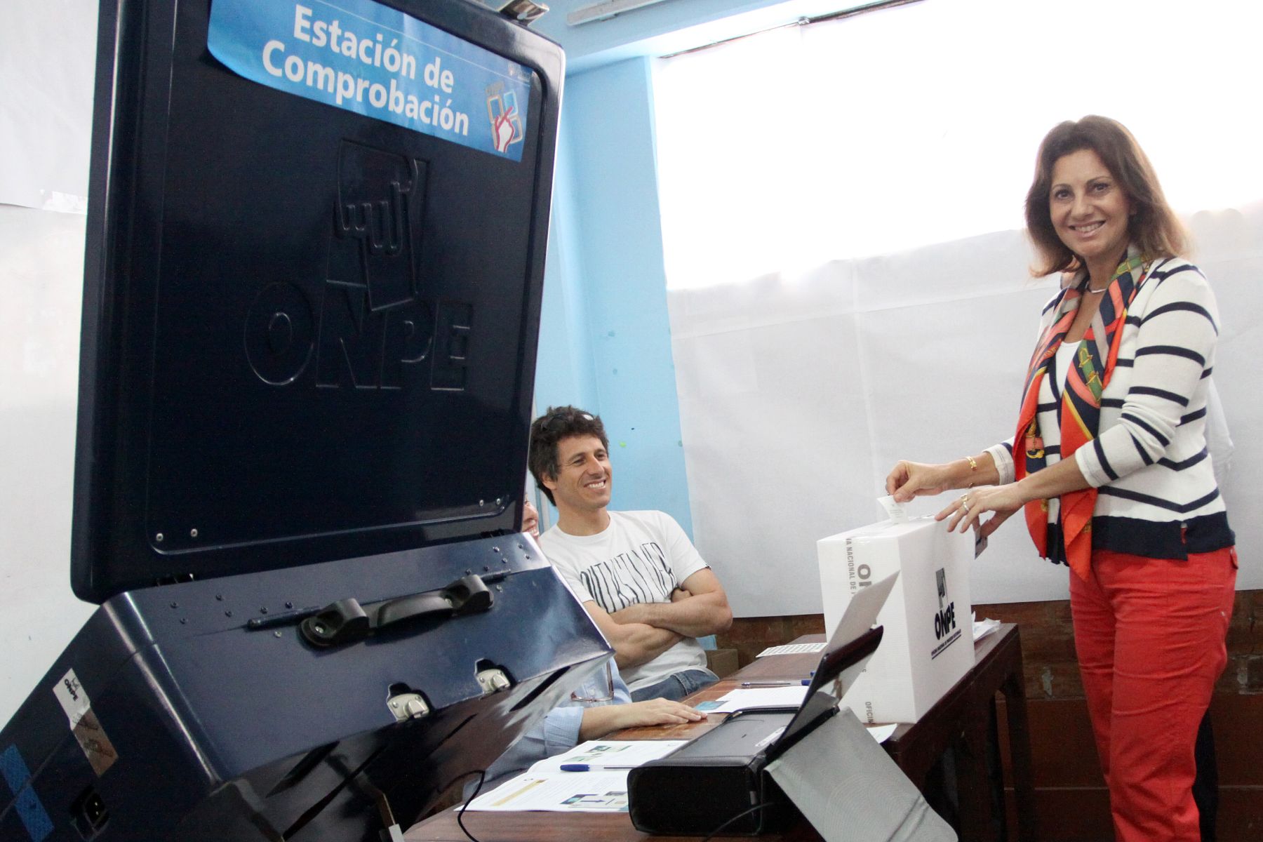 LIMA PERU, NOVIEMBRE 24. Voto electrónico se realizá por primera vez en Lima,  en el distrito de Santa Maria del Mar. Foto: ANDINA/Melina Mejía