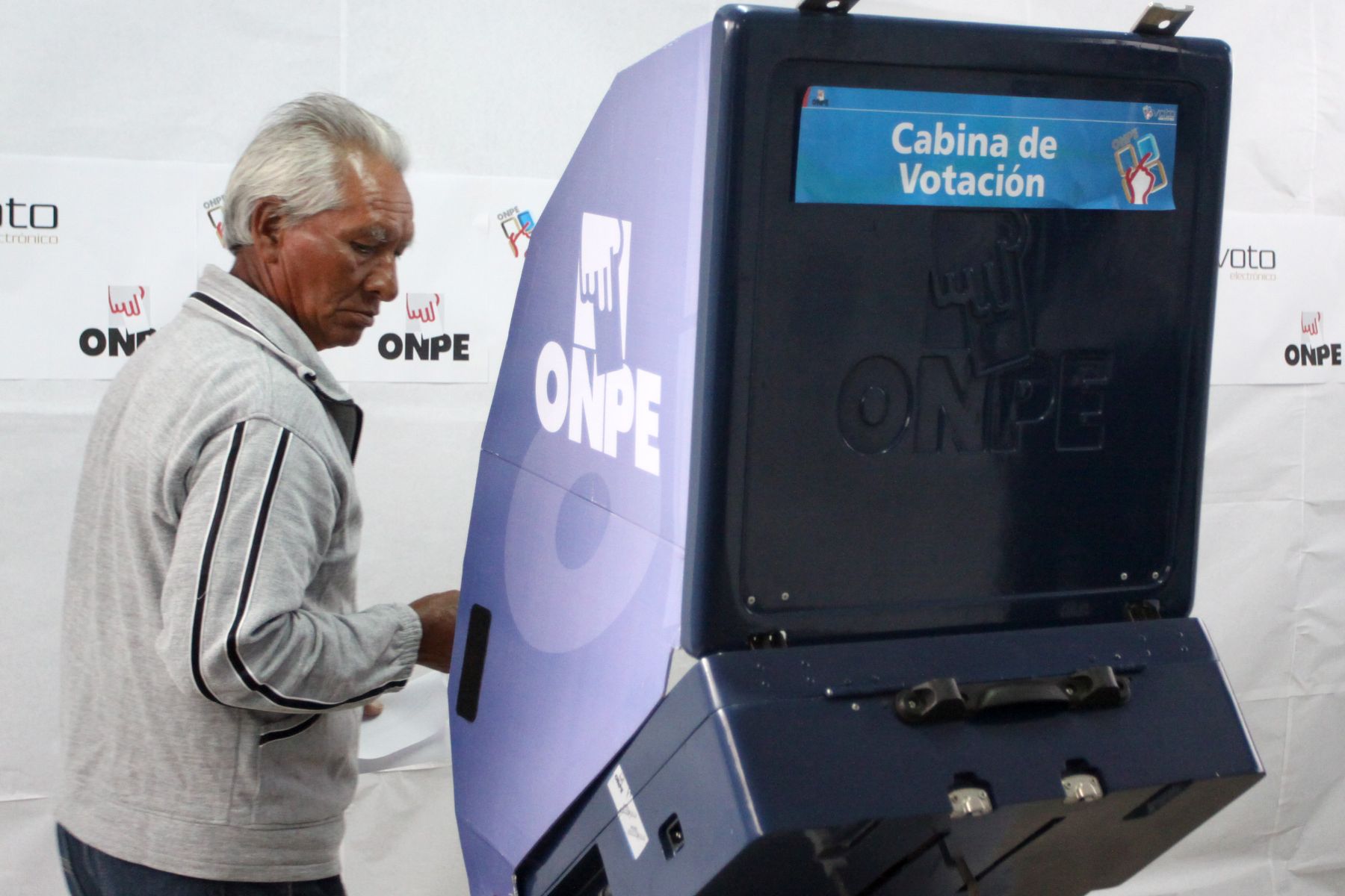 LIMA PERU, NOVIEMBRE 24. Voto electrónico se realizó por primera vez en Lima,  en el distrito de Santa María del Mar. Foto: ANDINA/Melina Mejía