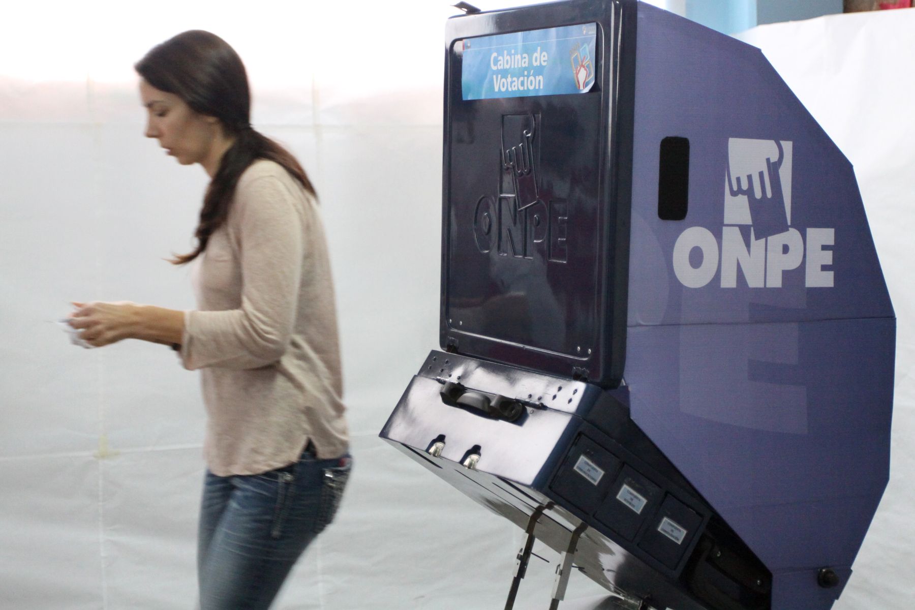 LIMA PERU, NOVIEMBRE 24. Voto electrónico se realizó por primera vez en Lima,  en el distrito de Santa María del Mar. Foto: ANDINA/Melina Mejía