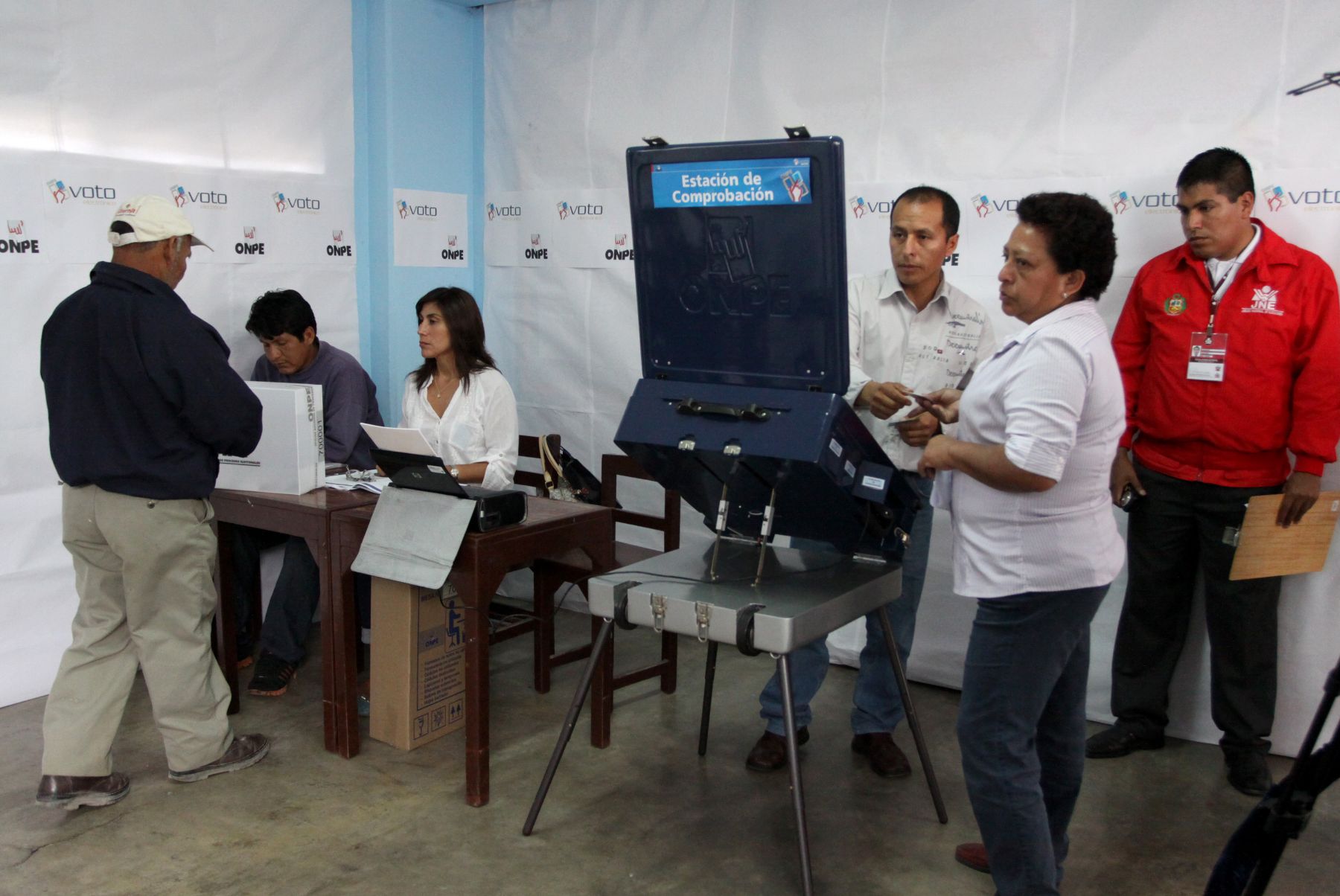 LIMA PERU, NOVIEMBRE 24. Voto electrónico se realizó por primera vez en Lima,  en el distrito de Santa María del Mar. Foto: ANDINA/Melina Mejía