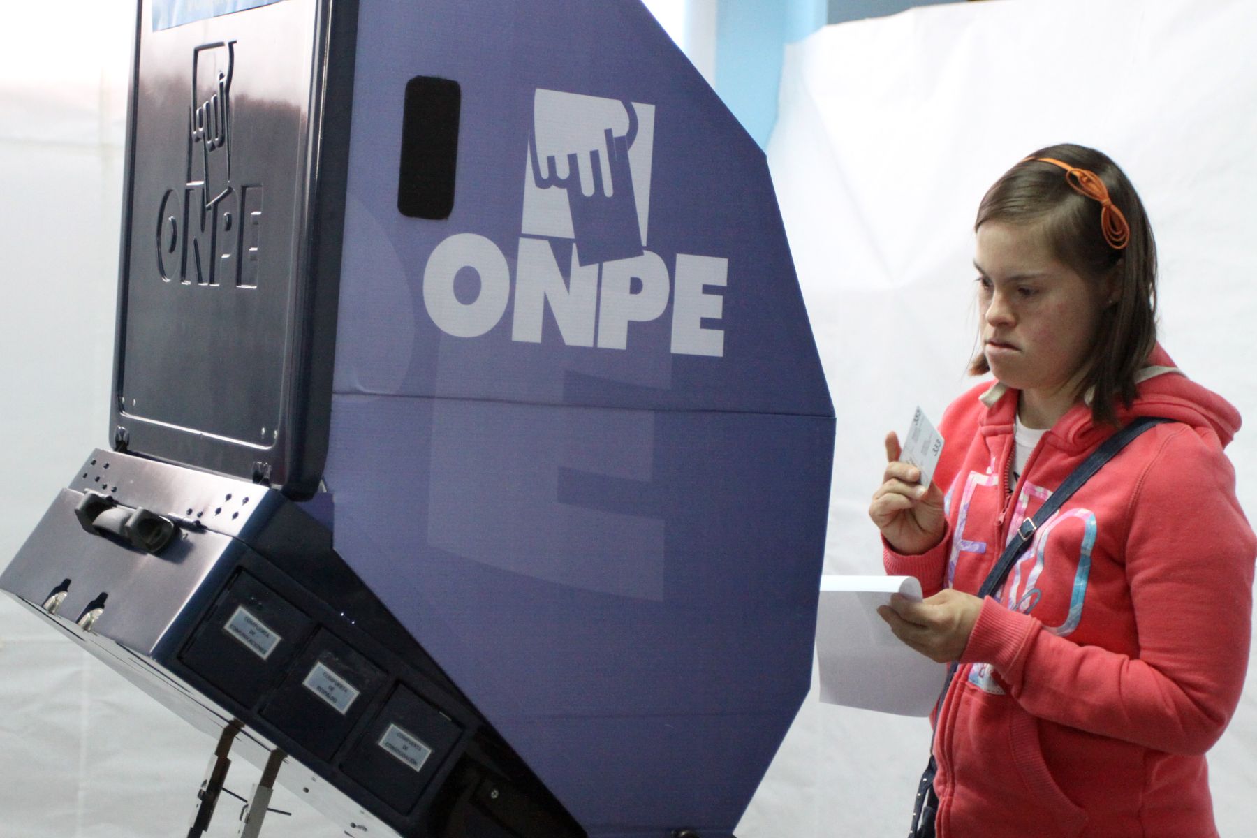 LIMA PERU, NOVIEMBRE 24. Voto electrónico se realizó por primera vez en Lima,  en el distrito de Santa María del Mar. Foto: ANDINA/Melina Mejía