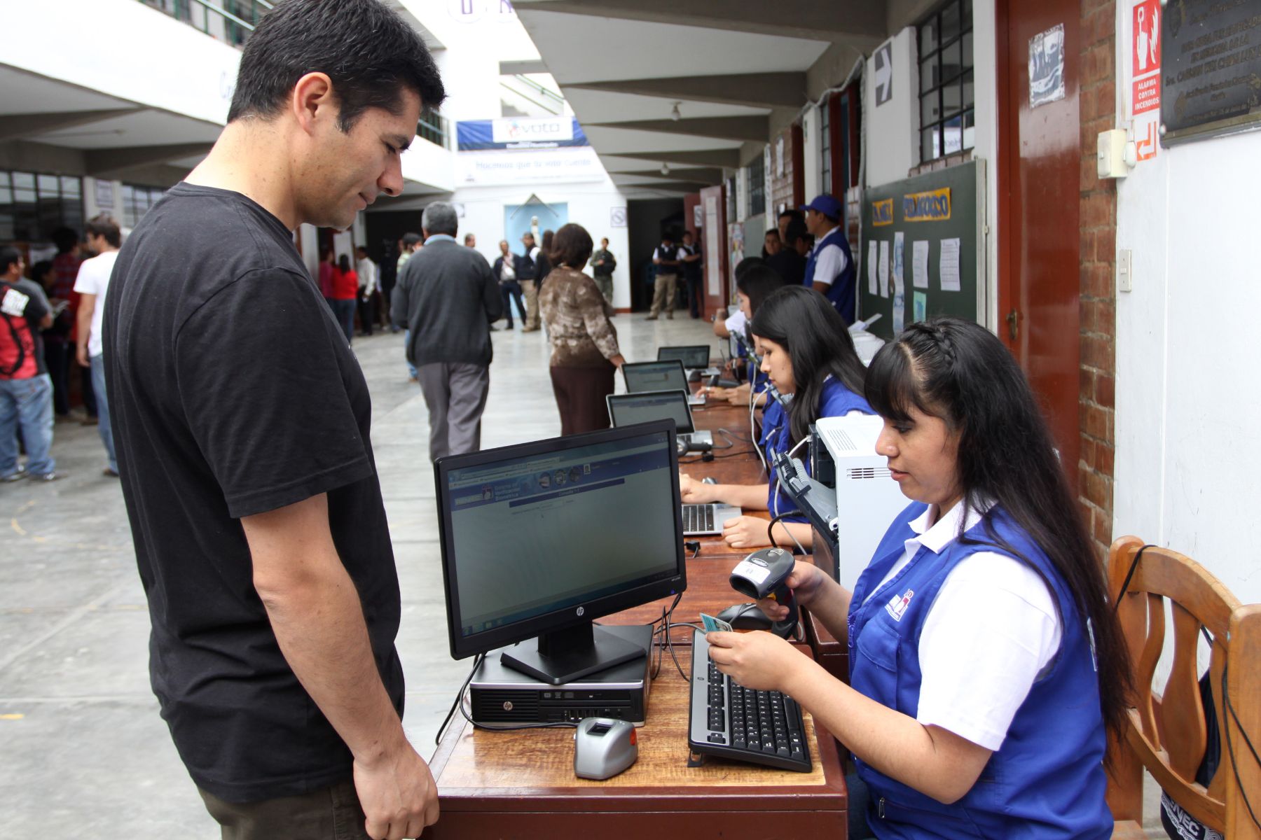 LIMA PERU, NOVIEMBRE 24. Voto electrónico se realizó por primera vez en Lima,  en el distrito de Santa María del Mar. Foto: ANDINA/Melina Mejía