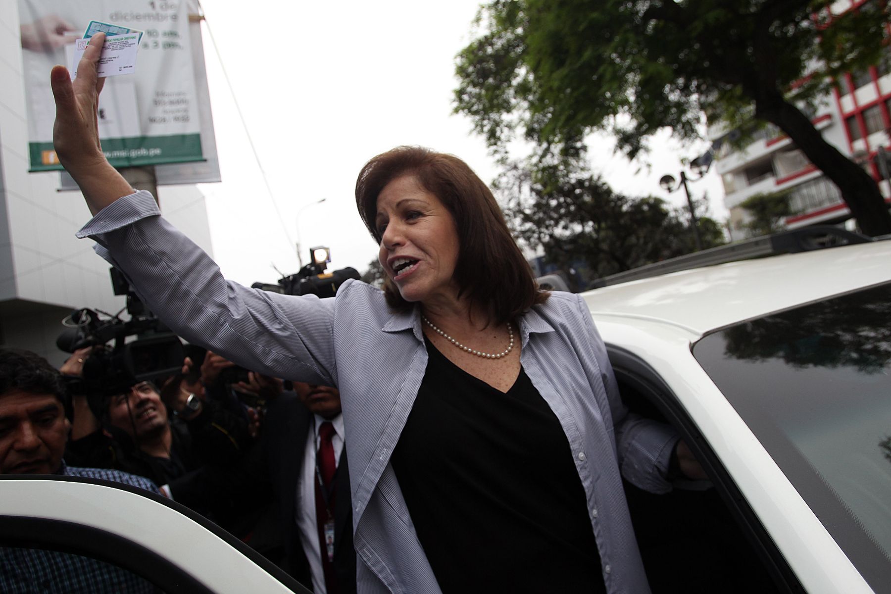 LIMA, PERÚ - NOVIEMBRE 24. La lidereza del PPC, Lourdes Flores emite su voto en la Nuevas Elecciones Municipales. Foto: ANDINA/Marco del Río