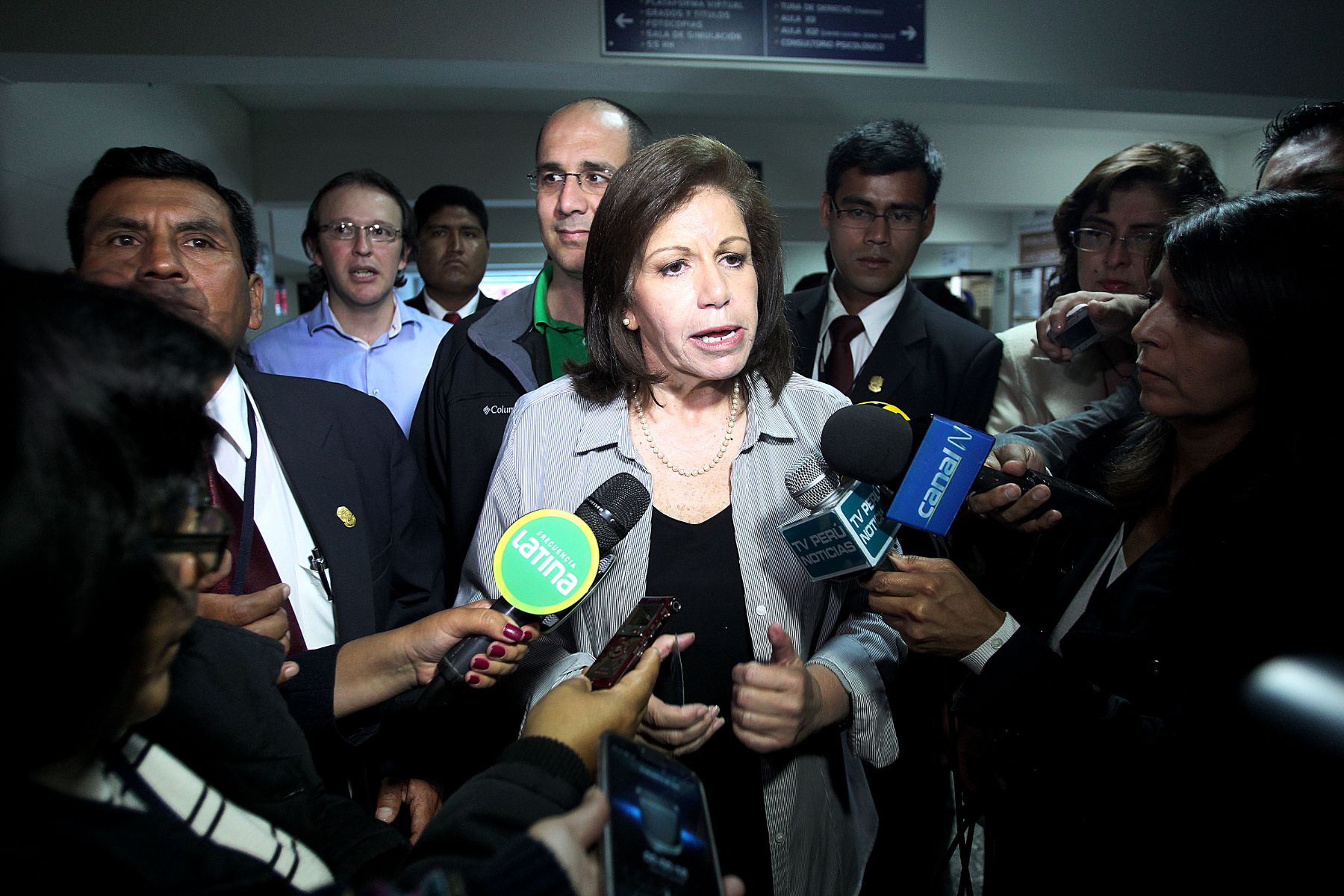 LIMA, PERÚ - NOVIEMBRE 24. La lidereza del PPC, Lourdes Flores emite su voto en la Nuevas Elecciones Municipales. Foto: ANDINA/Marco del Río