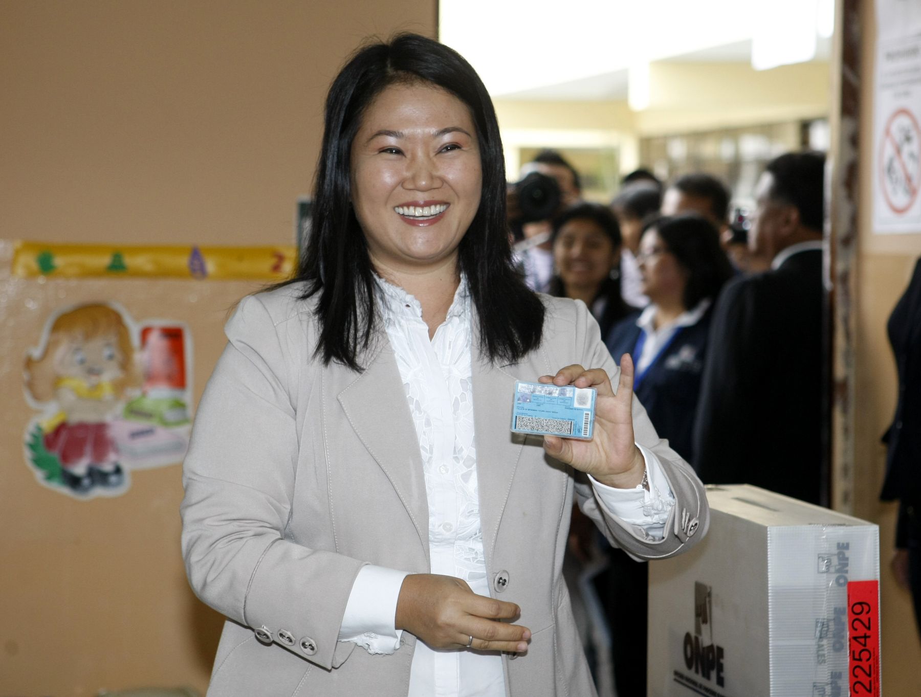 LIMA, PERÚ - NOVIEMBRE 24.Keiko Sofia Fujimori Higuchi ,emite su voto en la Nuevas Elecciones Municipales. Foto: ANDINA/Norman Córdova