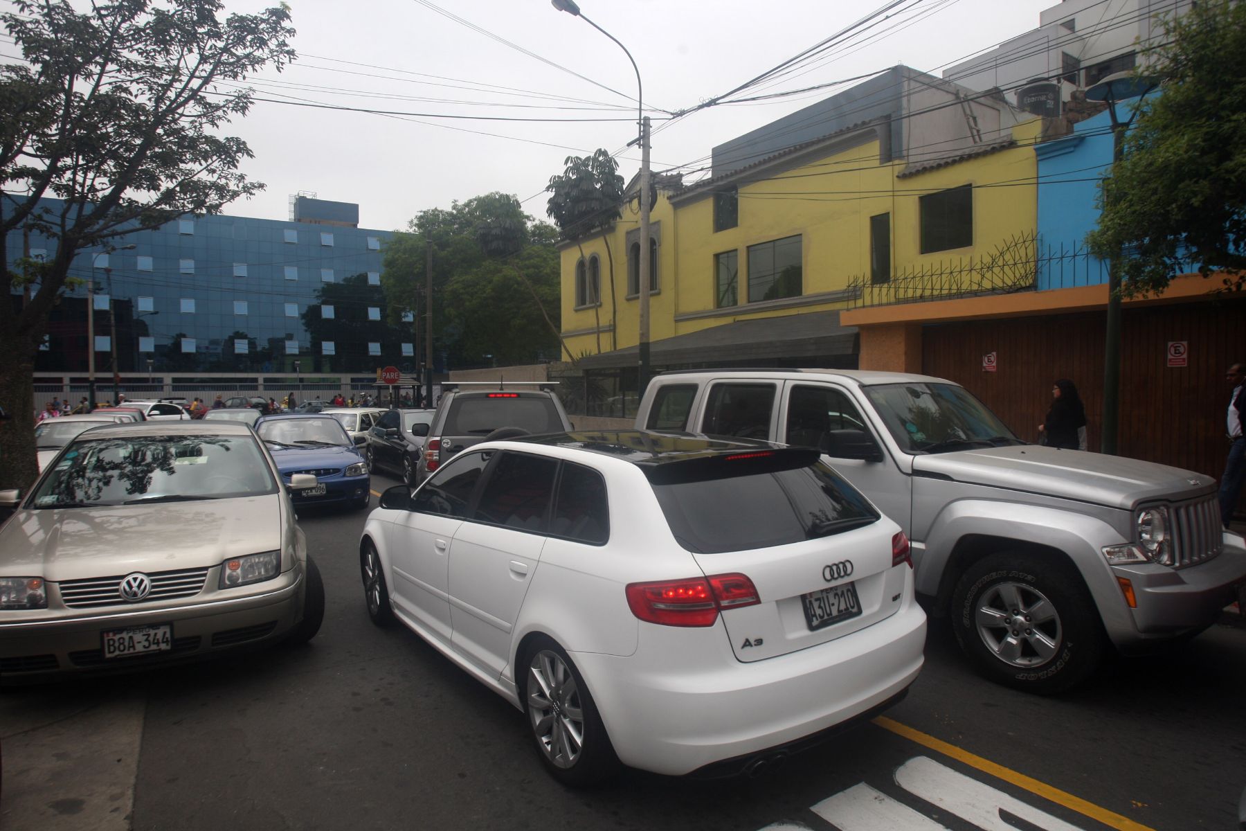 LIMA,PERÚ-24 NOVIEMBRE.congestión vehicular en los alrededores de los Locales  de Votación.Foto:ANDINA/Hector Vinces.
