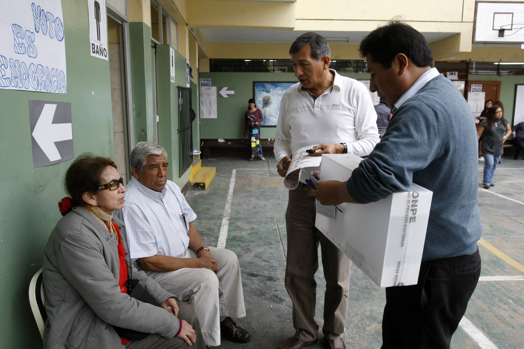 LIMA, PERÚ - NOVIEMBRE 24 Voto en la Nuevas Elecciones Municipales 2013.Foto: ANDINA/Norman Córdova