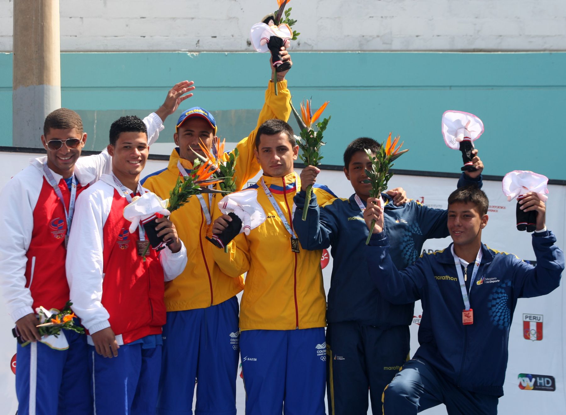 LURIN. 25 DE NOVIEMBRE.Venezuela y Colombia conquistaron medallas de oro en la modalidad de trampolín sincronizado de tres metros en clavados, en la categoría damas y caballeros, respectivamente, en los XVII Juegos Bolivarianos.Foto: ANDINA/Hector Vinces