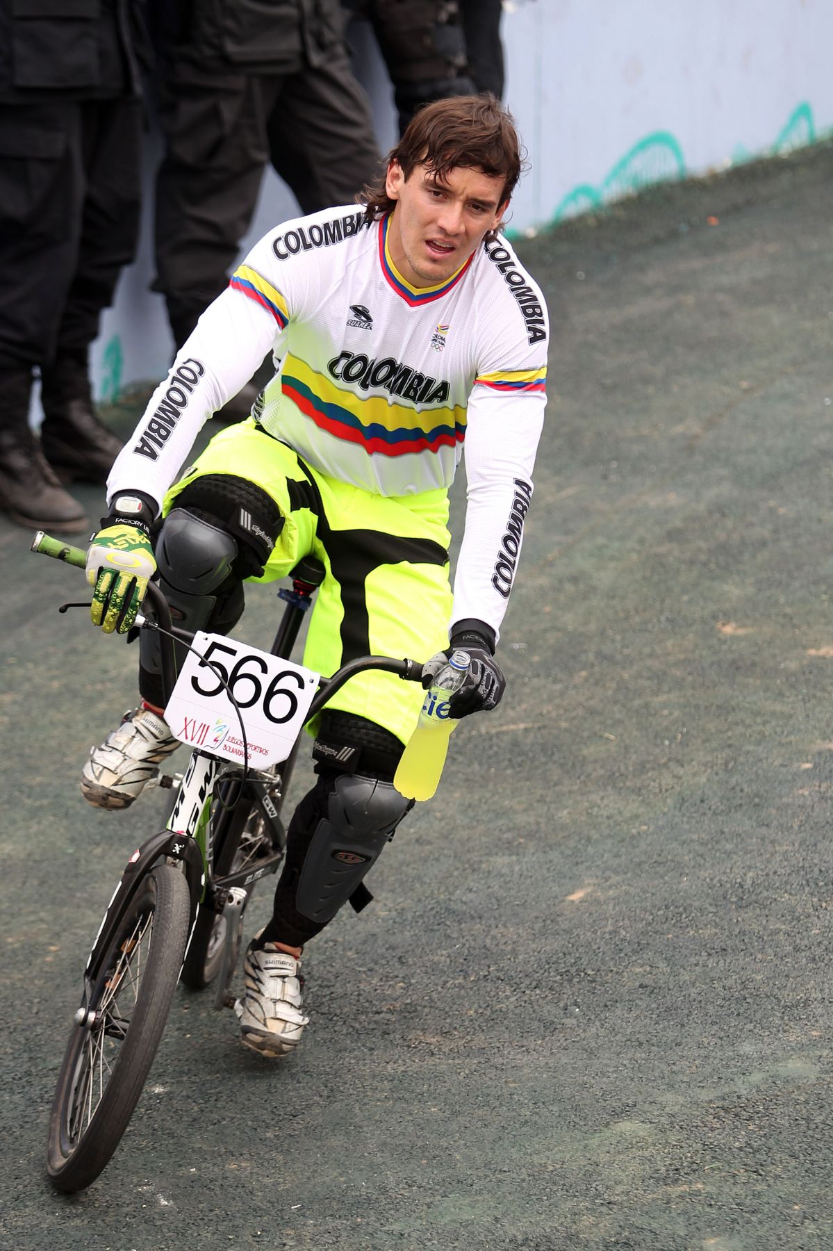 LIMA, PERÚ - NOVIEMBRE 24. Carlos Oquendo de Colombia gana la medalla de oro en la disciplina de BMX en los XVII Juegos Deportivos Bolivarianos. Foto: ANDINA/Marco del Río