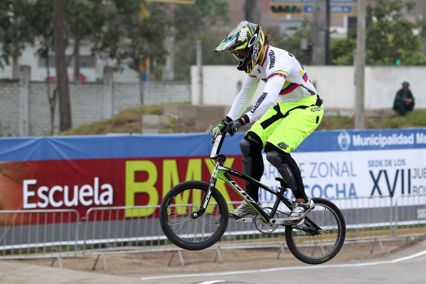 LIMA, PERÚ - NOVIEMBRE 24. Carlos Oquendo de Colombia gana la medalla de oro en la disciplina de BMX en los XVII Juegos Deportivos Bolivarianos. Foto: ANDINA/Marco del Río