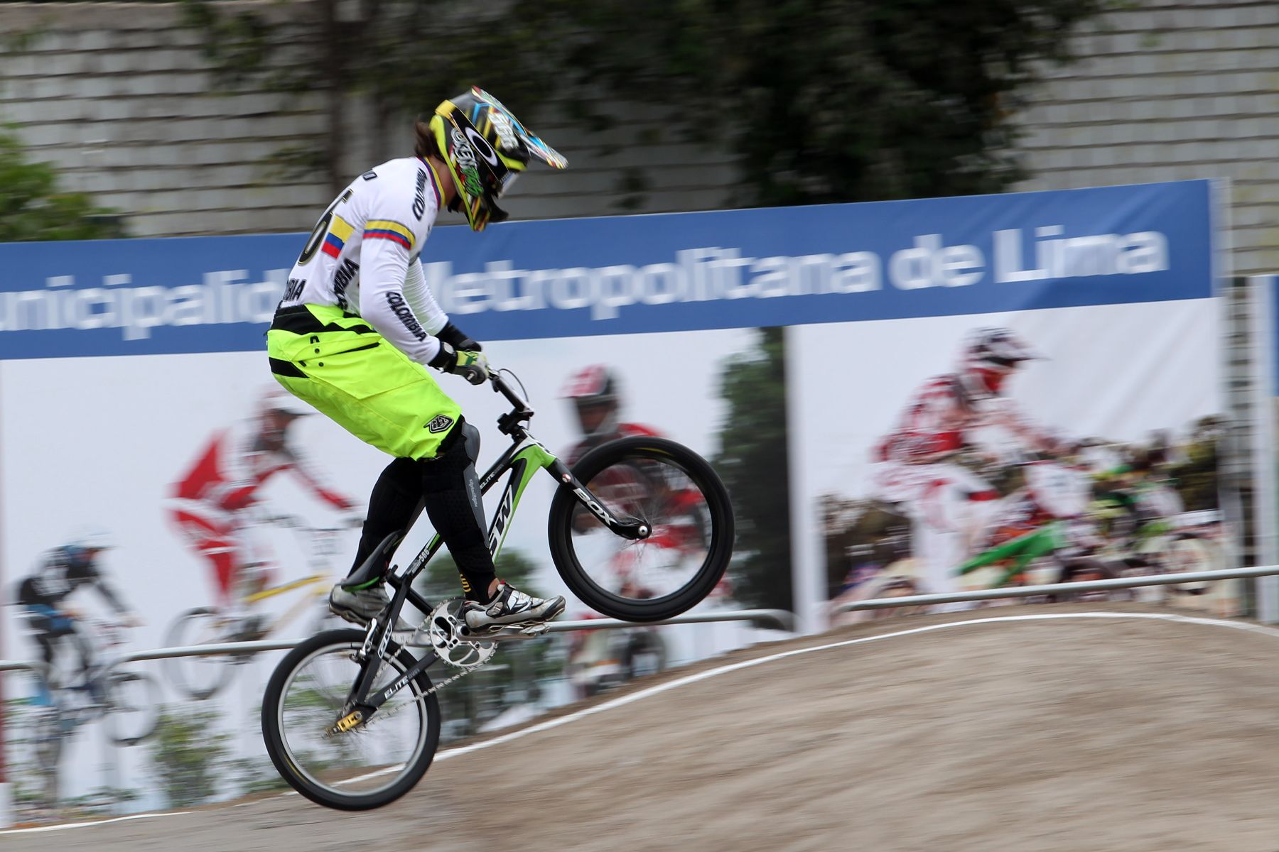 LIMA, PERÚ - NOVIEMBRE 24. Carlos Oquendo de Colombia gana la medalla de oro en la disciplina de BMX en los XVII Juegos Deportivos Bolivarianos. Foto: ANDINA/Marco del Río