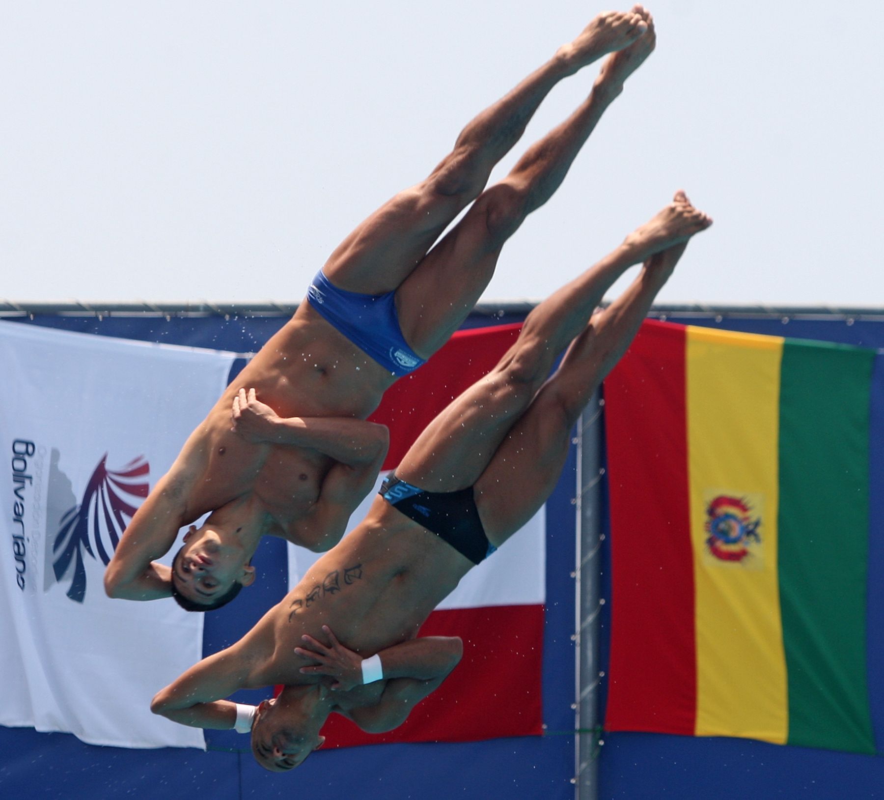LURIN. 25 DE NOVIEMBRE.Venezuela y Colombia conquistaron medallas de oro en la modalidad de trampolín sincronizado de tres metros en clavados, en la categoría damas y caballeros, respectivamente, en los XVII Juegos Bolivarianos.Foto: ANDINA/Hector Vinces