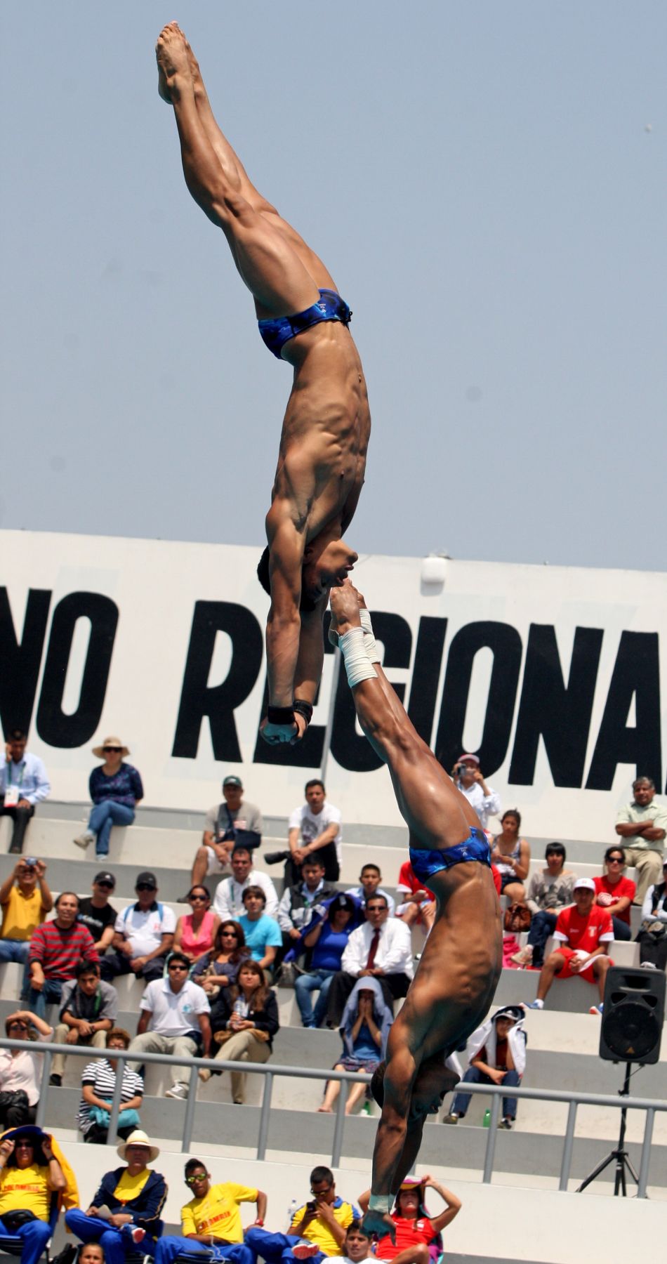 LURIN. 25 DE NOVIEMBRE.Venezuela y Colombia conquistaron medallas de oro en la modalidad de trampolín sincronizado de tres metros en clavados, en la categoría damas y caballeros, respectivamente, en los XVII Juegos Bolivarianos.Foto: ANDINA/Hector Vinces